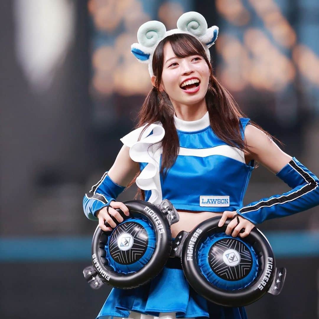ファイターズガールのインスタグラム：「. 皆さんこんにちは！塩澤美咲です🌸  今シーズンも沢山のご声援、本当にありがとうございました！ 大好きな瞬間を素晴らしい球場で何度も過ごせたこと、 本当に感謝しています。  私は昔から何度も観戦に通っていました。 当然勝負の世界なので勝つ日も負ける日もあります。 ですが、たとえ負けた日でもファイターズガールの皆さんに手を振り返して貰ったという出来事だけで、 とても素敵な思い出になった経験がありました。  それから私がファイターズガールになって、一番大切にし続けていたことは 「お一人おひとりに向けてパフォーマンスをして、素敵な思い出にしていただく」ということでした。 昨年からずっと、この目標を忘れた日は一日もありません。  とても大きな目標ではありましたが、 実際に「美咲ちゃんのおかげで素敵な試合観戦になったよ」と言ってくださった方もいて、 ファイターズガールとしてやりたかったことが、ファンの皆様へ少しは届いていると感じられてとても嬉しかったです☺️  こんなにも素晴らしく、幸せな日々を送ることができたこの時間は私にとっては一生の宝物です💖 改めて、今まで本当にありがとうございました✨  #fightersgirl #ファイターズガール #lovefighters #北海道日本ハムファイターズ #新時代 #FANS_ARE_OUR_TREASURE #thankyou #塩澤美咲」