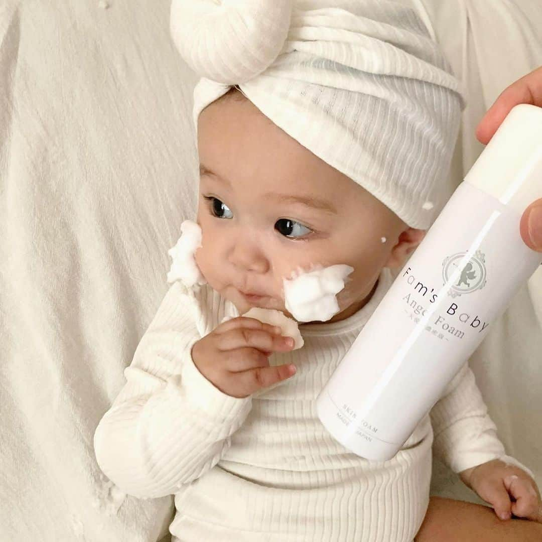 Fam's Baby ファムズベビーさんのインスタグラム写真 - (Fam's Baby ファムズベビーInstagram)「おせんべもぐもぐ🍘🤍 我が子の食べこぼしやよだれによる お口まわりのかぶれ困ってませんか❔ ⁡ よだれには消化酵素や塩分、口の中の雑菌が 含まれ角質層部分（たんぱく質）を分解します。 よだれにより皮膚がふやけバリア機能が 低下し炎症を起こす原因の1つ🥲 母乳や離乳食が付着してしまう事が 肌への刺激にも ⁡ そして「よだれを放置する」ことがよだれかぶれに繋がります🥲 ⁡ 量が多いと首や胸元まで かぶれてしまうこともあるし よだれを触った指で頬をいじると 湿疹が口の周りだけでなく 頬や顔全体にできてしまうことも あるんですよ… ⁡ \ただどう頑張ってもよだれを止めることは出来ない/ ⁡ よだれの刺激からお肌を守る もこもこ泡のエンジェルフォームは 口周りの肌を保護し角質層のバリアも強化✨ ⁡ お口に入っても問題ない成分なのでママも安心 ⁡ ⁡ photo by @hana22smile 様🤍 素敵なご投稿ありがとうございます✨ ※掲載の許可をいただいております ⁡ ☁️エンジェルフォーム☁️ 内容量85g 2640円（税込） -—————— 肌トラブル予防や育児・子育て情報発信👶🏻🍼 ママの心配事や疑問を解消する投稿を発信してます♪ @famsbaby 👈プロフィールからチェック♪ -—————— ⏬check 👶🏻赤ちゃんの成長を無料オンラインサポート 【ファムズのがっこう】毎週開校中🏫 Instagramトップリンクから公式サイトへ♪ ⁡ ☁️泡あわアートキャンペーンを毎月実施中☁️ エンジェルフォームでアワアワになって可愛く楽しくスキンケアしよう☁️🤍 #泡あわアートキャンペーン #赤ちゃんのスキンケア #ファムズベビー をつけて投稿してください♪ 毎月10名様にお好きな商品をプレゼントしております🎁 ⁡ #ベビースキンケア#ベビースキンケア用品#赤ちゃんの保湿#赤ちゃんの肌トラブル#赤ちゃんスキンケア#ベビーケア#赤ちゃん保湿#赤ちゃん用品#エンジェルフォーム#エンジェルモイスチャー#バリアスキンケア#よだれかぶれ#ヨダレかぶれ#食べこぼし対策#かぶれ」11月7日 18時21分 - famsbaby