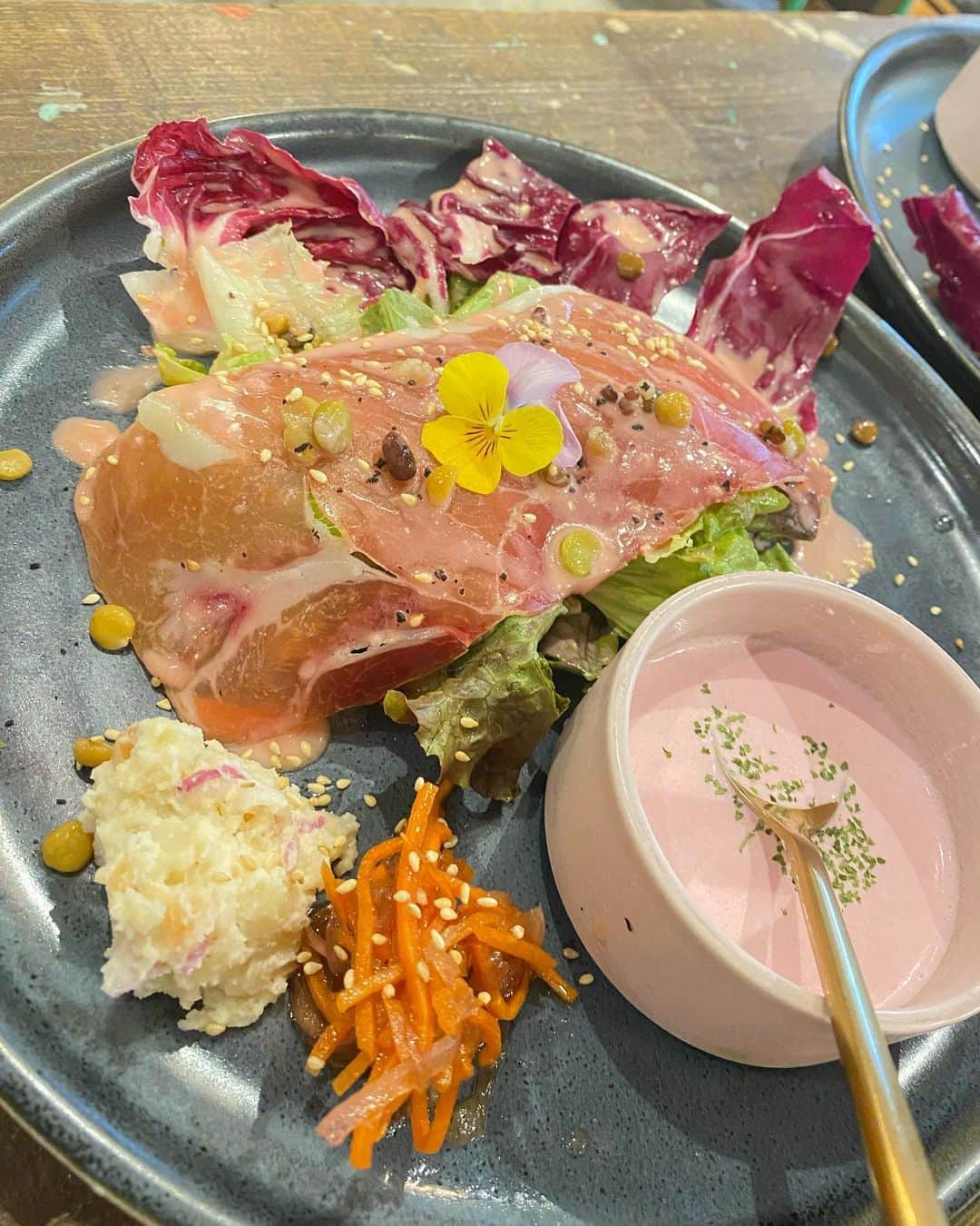 坂口理子さんのインスタグラム写真 - (坂口理子Instagram)「後輩とパスタランチしました🍝  ずっとHKTの話をしていて、、、 りなちは選抜に落ちて落ち込んでいたので りなちの口から出たネガティブな言葉を ポジティブに変える作業を一緒にしてました！ 途中からりなちもポジティブになってました！！！ 後輩みんなみーーーーんな、 ファンのみなさんと一緒に頑張れー！  📍アマービレ　薬院大通  パスタランチとデザートセットを頂きました🍰  #薬院 #薬院ランチ #薬院大通 #パスタランチ #福岡パスタランチ #パスタ #lunch」11月7日 18時25分 - ricopi__hkt48