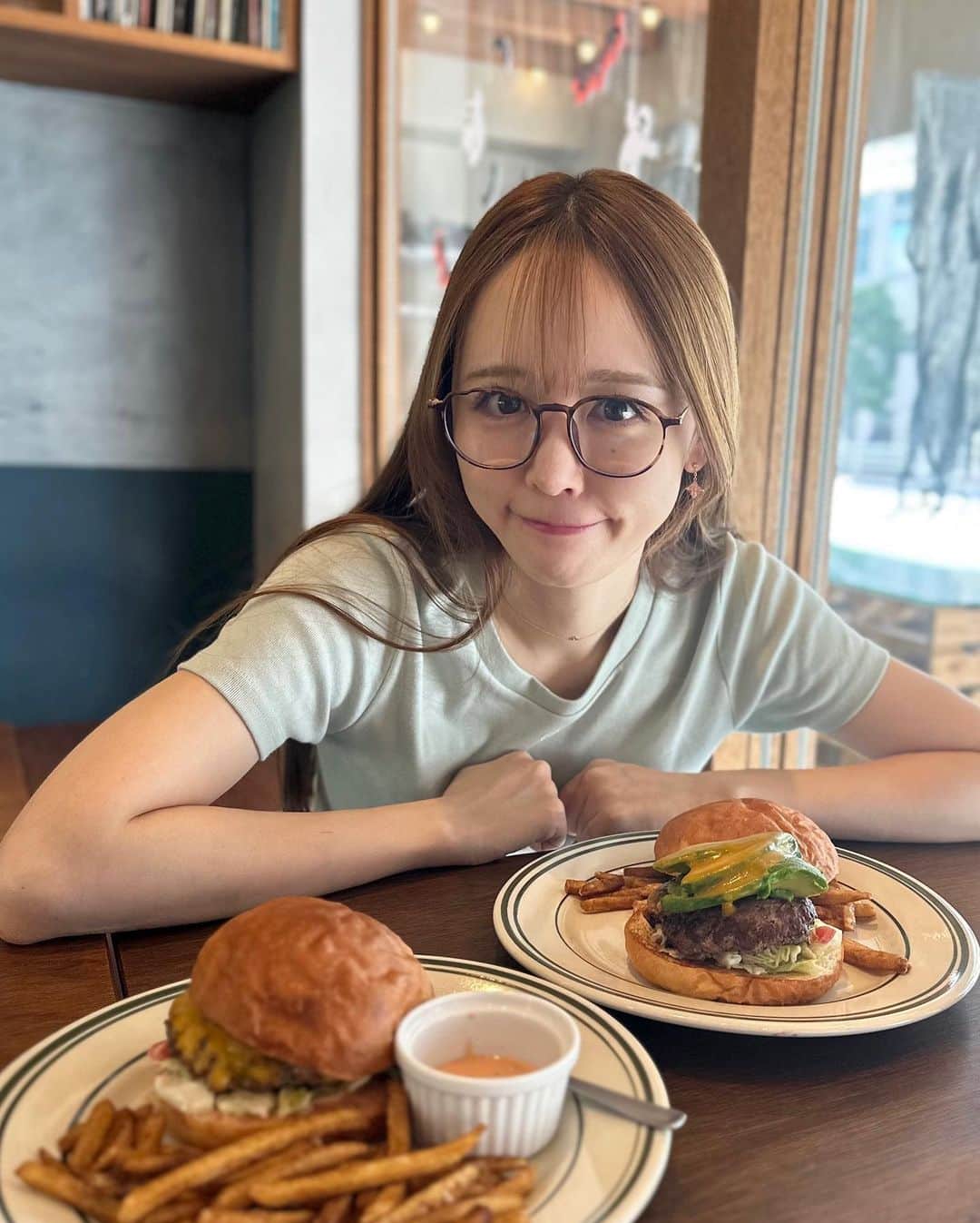 柴小聖さんのインスタグラム写真 - (柴小聖Instagram)「お友達と お散歩しながら入った  ここのハンバーガーも 美味しかったなぁ〜🥰  まさかの サッカー好きの店主さんのお店で  2人でずーっとサッカーのお話してた🤣  #コンサドーレ札幌 さんのサポさんだったり 色々サッカー関連のオフ会やったりしているようなので  私もここで 観戦オフ会とか やれたらいいなぁ✨  来たいひといるかな？♡  またお邪魔します❤️🤍  PR @burger_lounge_b.c_tokyo #burgerloungebctokyo #池尻大橋グルメ #池尻大橋カフェ #池尻大橋ランチ #神泉グルメ #神泉カフェ #ハンバーガーカフェ #目黒区グルメ #lunch #me #daily #jリーグ #jリーグ好きな人と繋がりたい」11月7日 18時26分 - konona.official