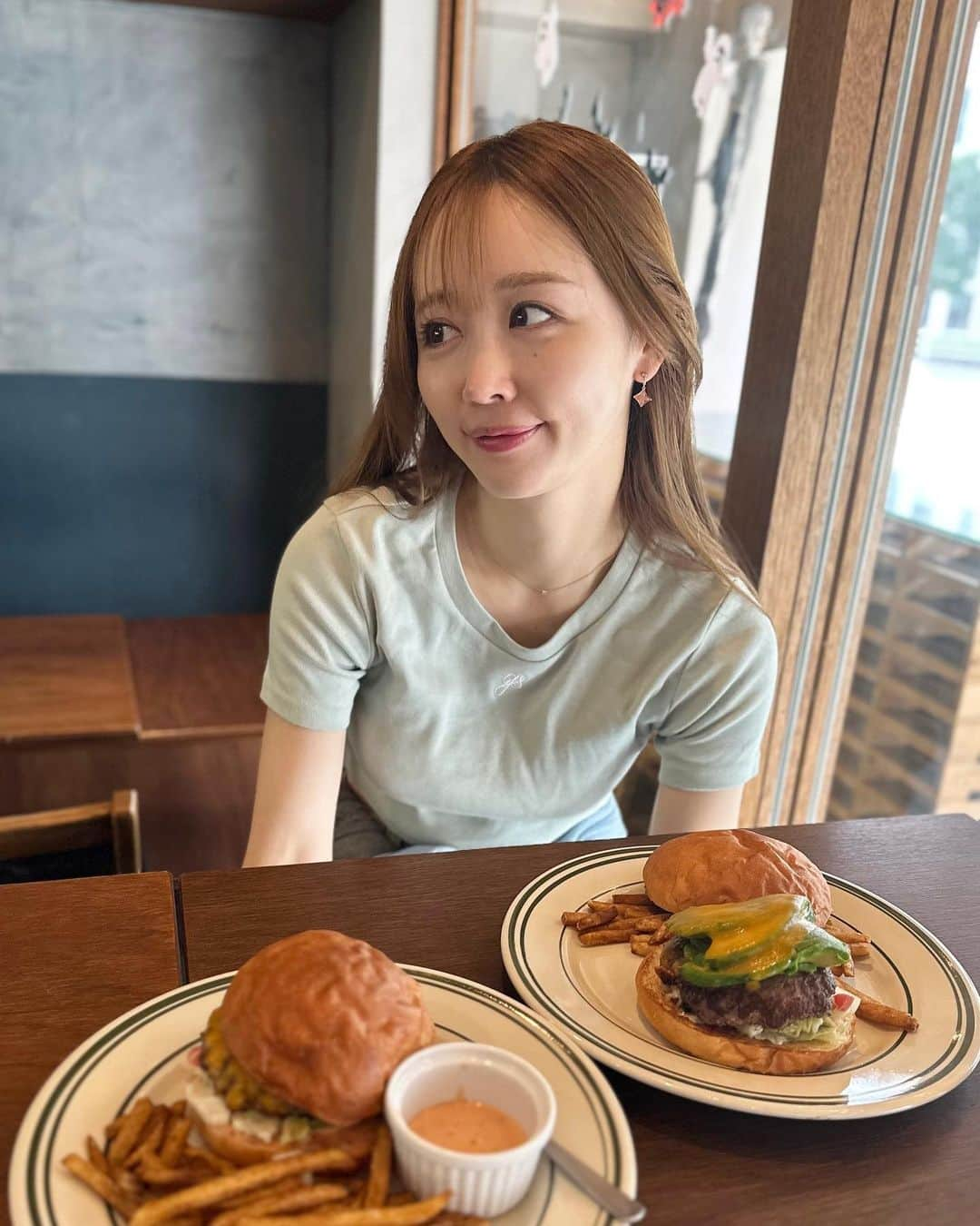 柴小聖のインスタグラム：「お友達と お散歩しながら入った  ここのハンバーガーも 美味しかったなぁ〜🥰  まさかの サッカー好きの店主さんのお店で  2人でずーっとサッカーのお話してた🤣  #コンサドーレ札幌 さんのサポさんだったり 色々サッカー関連のオフ会やったりしているようなので  私もここで 観戦オフ会とか やれたらいいなぁ✨  来たいひといるかな？♡  またお邪魔します❤️🤍  PR @burger_lounge_b.c_tokyo #burgerloungebctokyo #池尻大橋グルメ #池尻大橋カフェ #池尻大橋ランチ #神泉グルメ #神泉カフェ #ハンバーガーカフェ #目黒区グルメ #lunch #me #daily #jリーグ #jリーグ好きな人と繋がりたい」