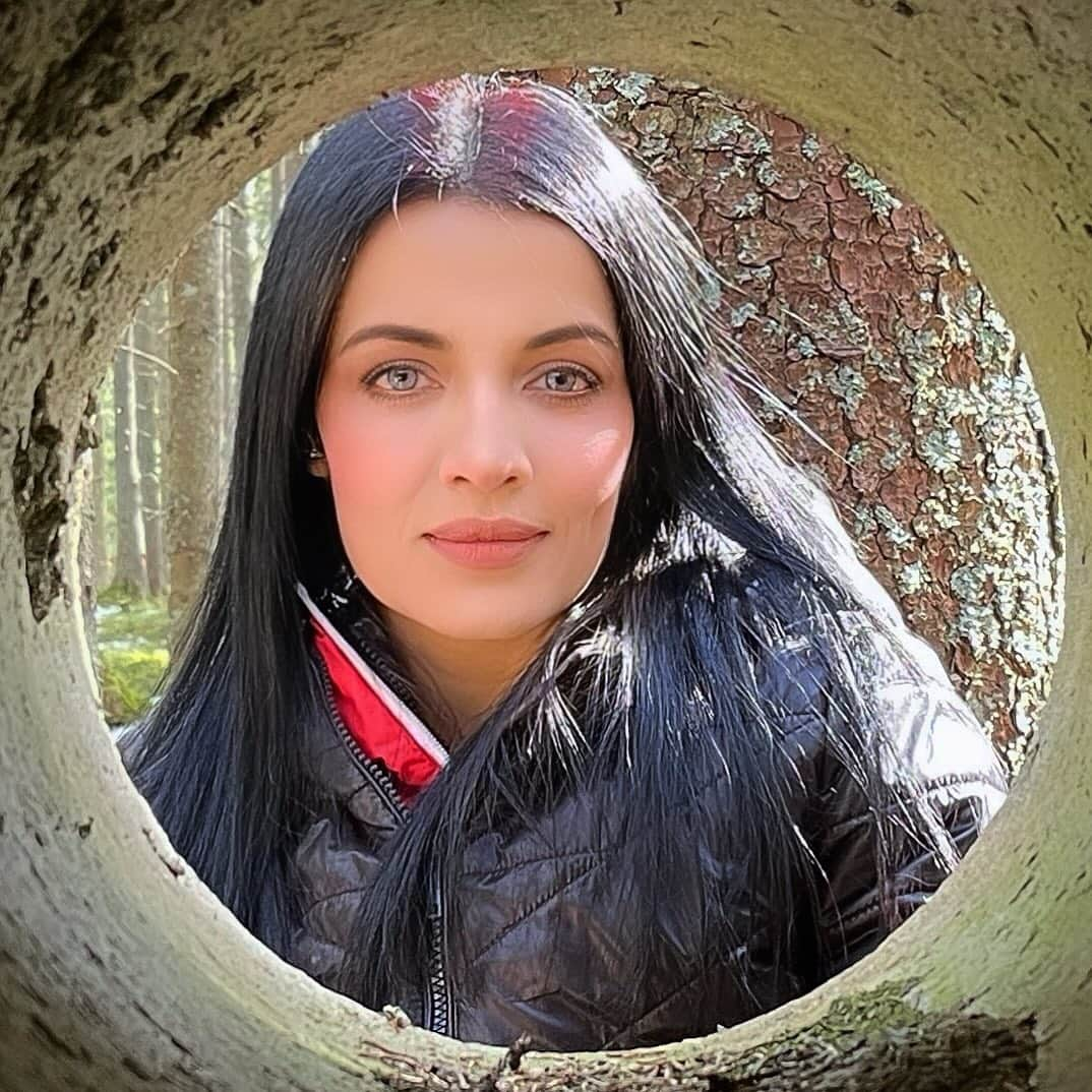 セリーナ・ジェイトリーのインスタグラム：「I asked my husband to click a photo which gets my angles and make me look like art…. He put me behind a forest water drainage pipe lol 😂 now even the squirrels know I need a root touchup 🤣  #husbandandwife #austria #celinajaitly #celina #celinajaitley #bollywood #missindia #missuniverse」