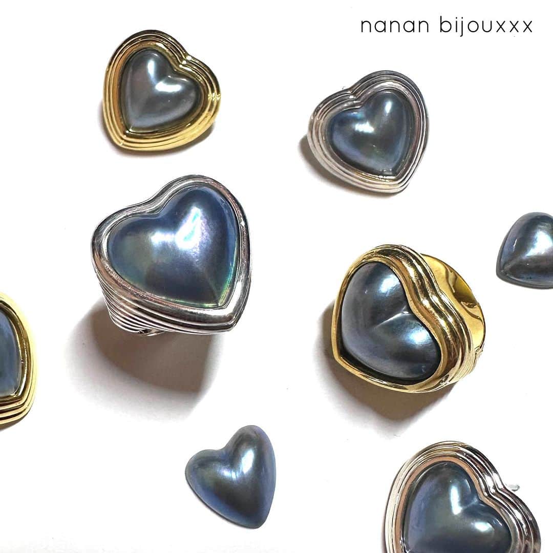 内田奈々のインスタグラム：「11/10 12:00〜Webshopに入荷する Heart mabe pearl collection 商品ページ公開しました！ ⁡ 9日16時ごろから インスタライブも予定しています🩵 色んなコーディネートをご提案できればと思っています。 ぜひご覧くださいませ☺︎ ＿＿＿＿＿＿＿＿＿＿＿＿＿＿＿ 直営店は2023年5月1日から不定期営業になります。 ハイライトに営業日記載あり ⁡ お問い合わせ専用公式LINE @ nananbijouxxx (@マークを入れて検索) ※InstagramのDMでのお問い合わせは承っておりません。 #nananbijouxxx」