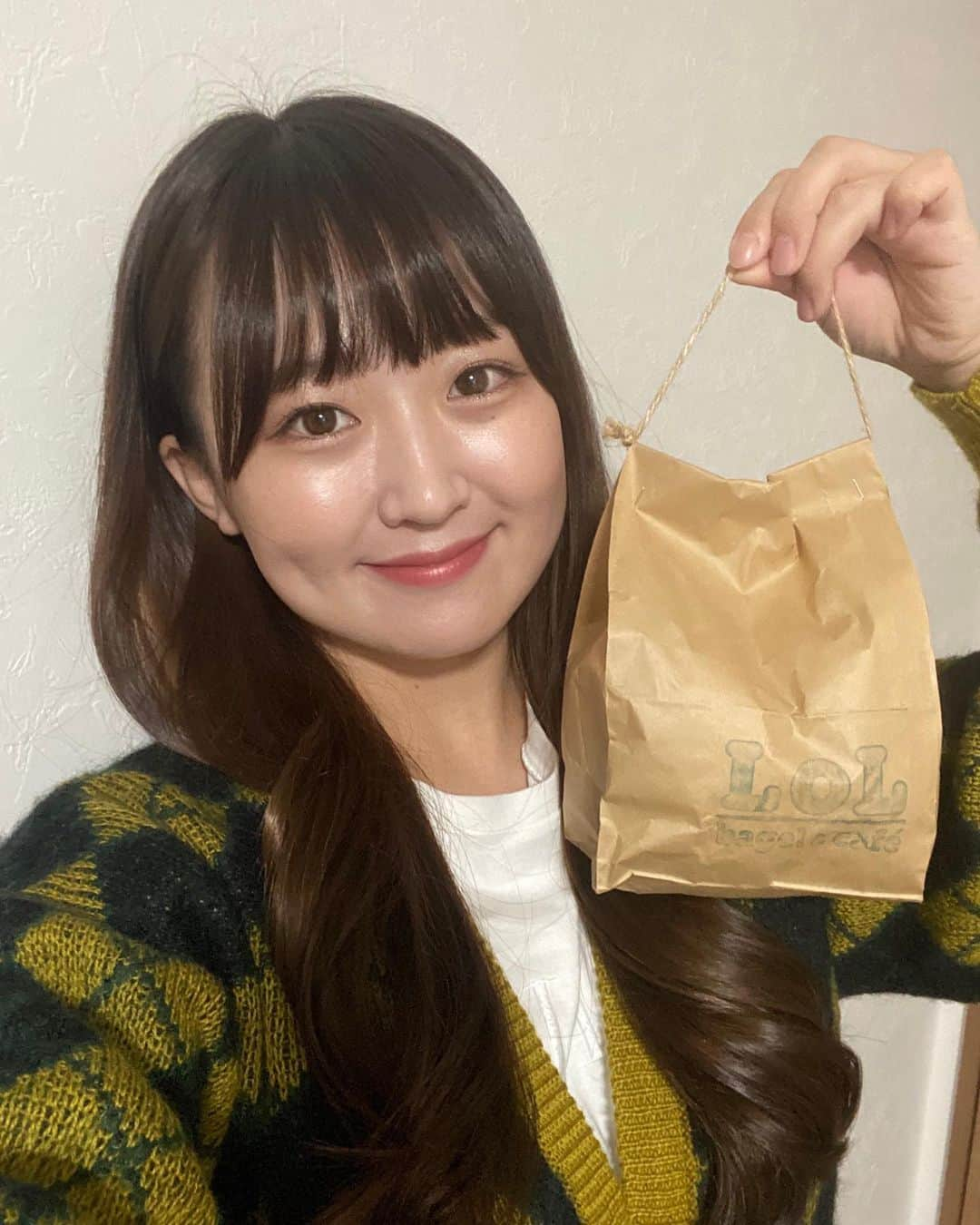 上野貴穂のインスタグラム：「. 奈良のベーグル専門店LOLさんのベーグル🥯  黒ごまさつまいもとくるみ🍠 秋の味覚ですなぁ☺️🍂」