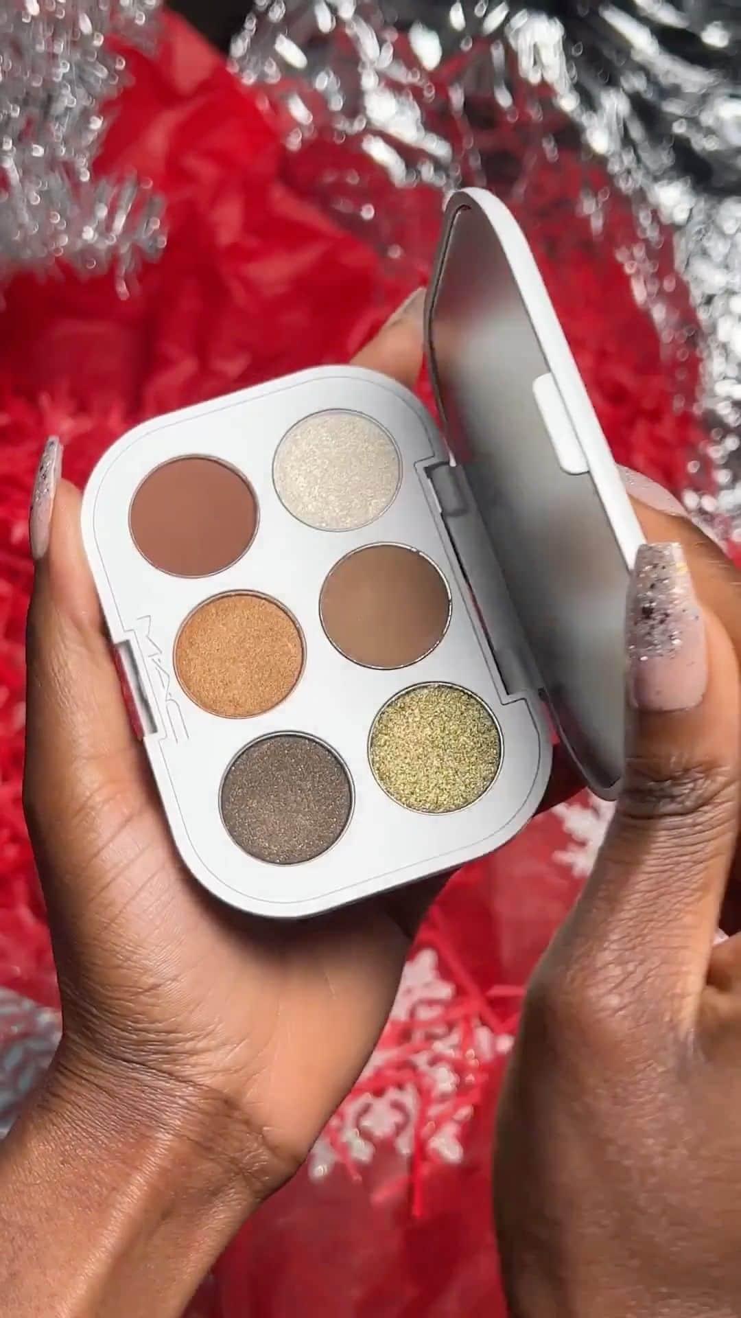 のインスタグラム：「Zoom sur la nouvelle palette “Cabin Fever”, aimeriez-vous voir une idée de makeup avec ? ❄️  Cette édition limitée #MacHoliday se compose de 6 fards à paupières, parfaits pour créer une infinité de looks, des plus scintillants aux plus charbonneux.  🎁 Disponible sur notre site (lien en bio) et en boutique.  #MacHoliday #MacCosmetics #Nouveauté #MakeUpLovers #ChristmasGiftIdeas #IdéesCadeaux」