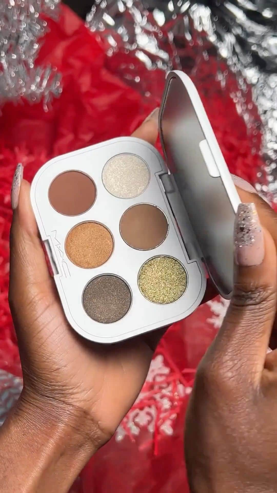 M•A•C Cosmetics Franceのインスタグラム：「Zoom sur la nouvelle palette “Cabin Fever”, aimeriez-vous voir une idée de makeup avec ? ❄️  Cette édition limitée #MacHoliday se compose de 6 fards à paupières, parfaits pour créer une infinité de looks, des plus scintillants aux plus charbonneux.  🎁 Disponible sur notre site (lien en bio) et en boutique.  #MacHoliday #MacCosmetics #Nouveauté #MakeUpLovers #ChristmasGiftIdeas #IdéesCadeaux」