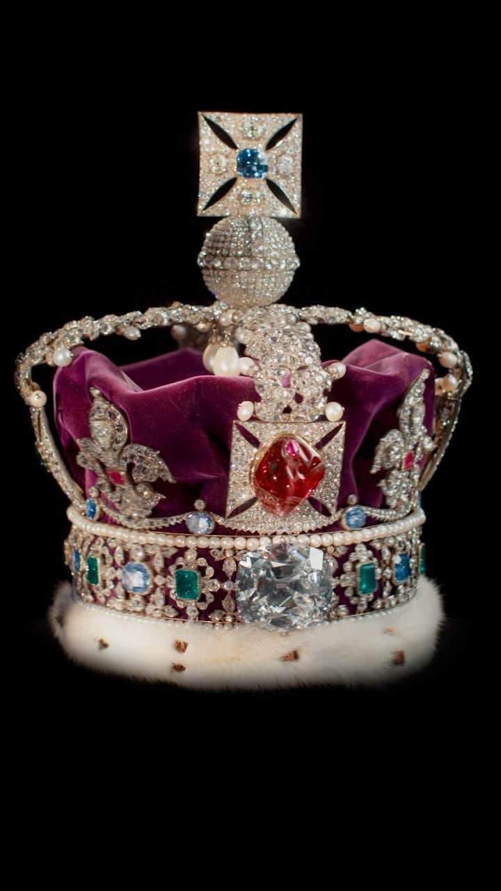 ロイヤル・ファミリーのインスタグラム：「Today is The King’s first State Opening of Parliament as Sovereign.   His Majesty will wear the Imperial State Crown, which is traditionally worn by the monarch for ceremonial occasions such as this. You might also recognise it from the Coronation in May, as it was worn by The King as he left Westminster Abbey at the end of the Service. The Crown was originally made for the Coronation of King George VI in 1937.」