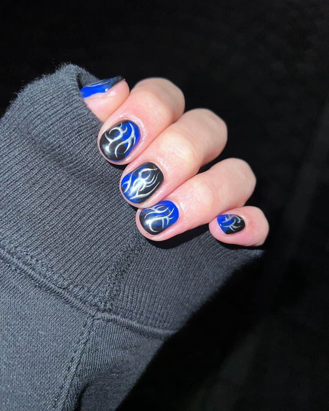 大久保晃成さんのインスタグラム写真 - (大久保晃成Instagram)「今回のこせネイルはこんな感じです💅  メンバーカラーの青を入れてもらいました💙 銀色の部分はおまかせでやって貰ったんだけど好みすぎるデザインでした😆  今回もチタネイルをして頂きました✨️チタネイル塗ると普通のジェルネイルより浮き剥がれが少なくなるって聞いてたんだけど付けてもらったパーツとかも１ヶ月全く取れたりしなかったし光沢感と触った時のツヤツヤ感が上がるからメンバーにも褒めてもらっちゃった🥰 みんなもチタネイル体験してみてね‼️  💅: @eica_flava   @titanail.official   #大久保晃成 #メンズアイドル #チタネイル #titanail #メンズアイドル」11月7日 18時32分 - ko.ss_lit2