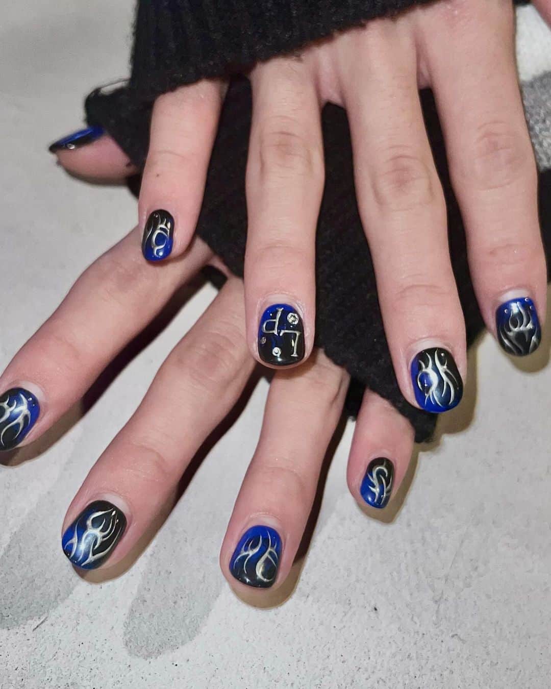 大久保晃成さんのインスタグラム写真 - (大久保晃成Instagram)「今回のこせネイルはこんな感じです💅  メンバーカラーの青を入れてもらいました💙 銀色の部分はおまかせでやって貰ったんだけど好みすぎるデザインでした😆  今回もチタネイルをして頂きました✨️チタネイル塗ると普通のジェルネイルより浮き剥がれが少なくなるって聞いてたんだけど付けてもらったパーツとかも１ヶ月全く取れたりしなかったし光沢感と触った時のツヤツヤ感が上がるからメンバーにも褒めてもらっちゃった🥰 みんなもチタネイル体験してみてね‼️  💅: @eica_flava   @titanail.official   #大久保晃成 #メンズアイドル #チタネイル #titanail #メンズアイドル」11月7日 18時32分 - ko.ss_lit2