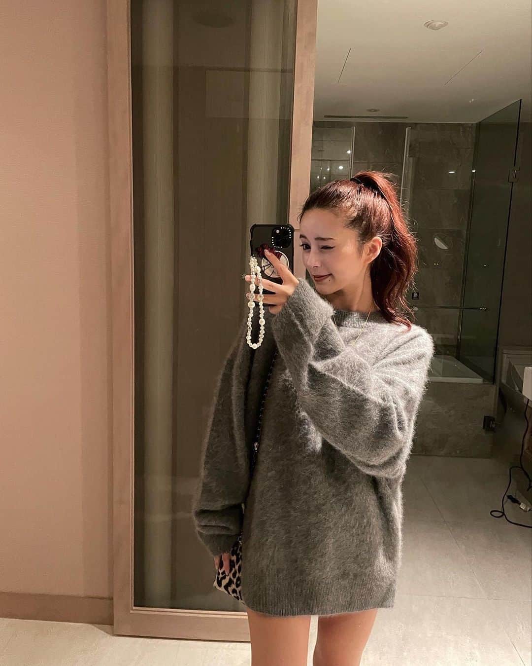 UKAさんのインスタグラム写真 - (UKAInstagram)「🏨が可愛すぎたの🇹🇼💕 おっきい鏡、つい鏡撮りしてしまう🪞📸 tiktokのコメントでも聞かれたホテル 📍 @caesarpark.banqiao ここ🤍 何店舗かあるみたいなんだけど、 今回はしのの誕生日プレゼントだから 特別感のある高級感のあるお部屋がいいなって思って お部屋と建物のビジュで選んでみた🤣🤣🔍" 地下鉄も近くてどこも行きやすかったなっ🚃🌙 しのもお部屋みて興奮してくれたので大大満足です🙆🏼‍♀️🎉  #trip #台北 #taipei #hotel #ホテル」11月7日 18時33分 - d28_uka