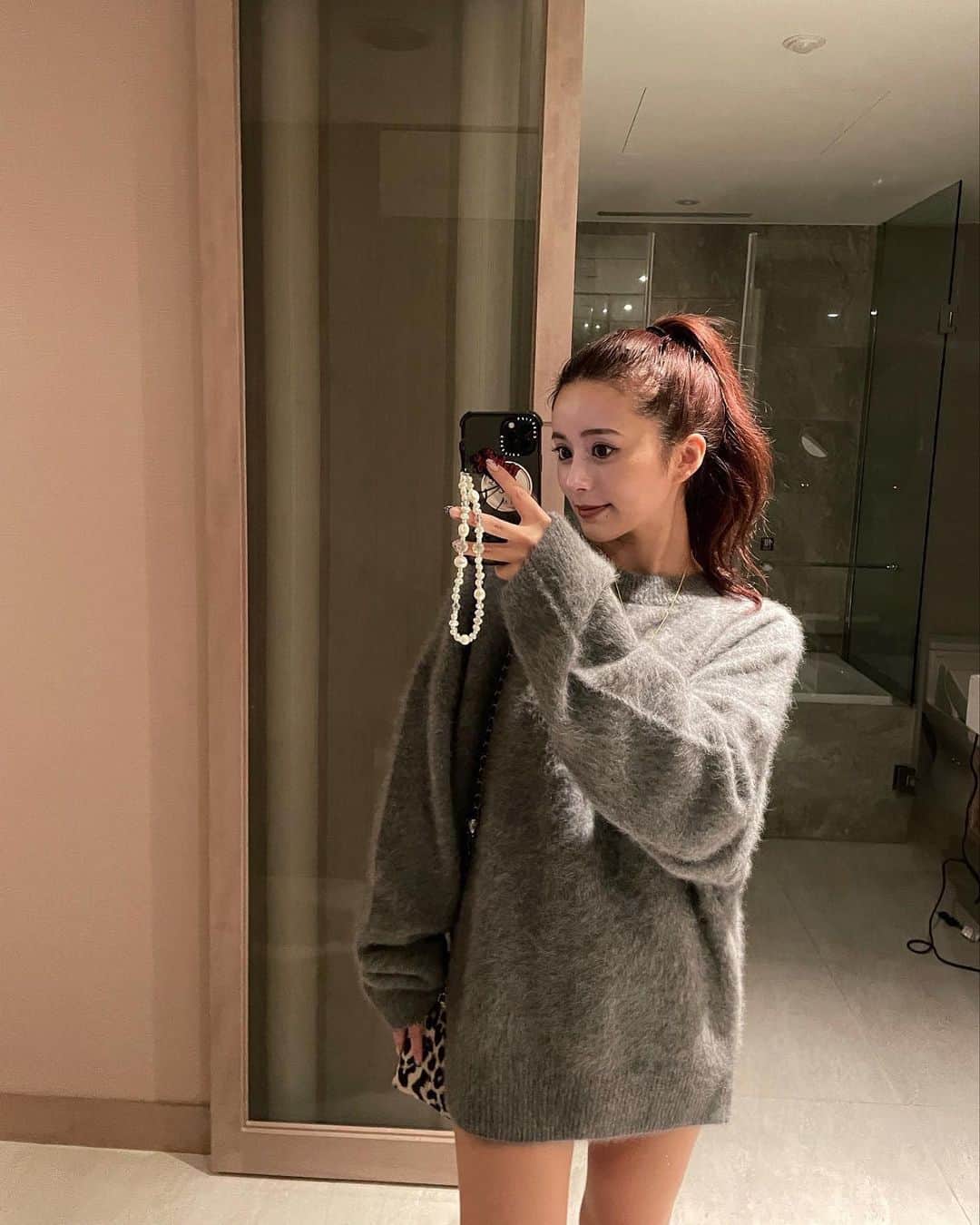 UKAさんのインスタグラム写真 - (UKAInstagram)「🏨が可愛すぎたの🇹🇼💕 おっきい鏡、つい鏡撮りしてしまう🪞📸 tiktokのコメントでも聞かれたホテル 📍 @caesarpark.banqiao ここ🤍 何店舗かあるみたいなんだけど、 今回はしのの誕生日プレゼントだから 特別感のある高級感のあるお部屋がいいなって思って お部屋と建物のビジュで選んでみた🤣🤣🔍" 地下鉄も近くてどこも行きやすかったなっ🚃🌙 しのもお部屋みて興奮してくれたので大大満足です🙆🏼‍♀️🎉  #trip #台北 #taipei #hotel #ホテル」11月7日 18時33分 - d28_uka