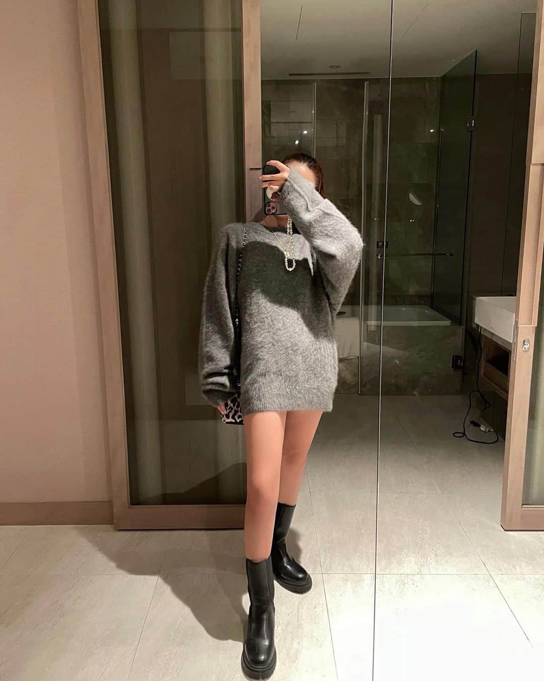 UKAさんのインスタグラム写真 - (UKAInstagram)「🏨が可愛すぎたの🇹🇼💕 おっきい鏡、つい鏡撮りしてしまう🪞📸 tiktokのコメントでも聞かれたホテル 📍 @caesarpark.banqiao ここ🤍 何店舗かあるみたいなんだけど、 今回はしのの誕生日プレゼントだから 特別感のある高級感のあるお部屋がいいなって思って お部屋と建物のビジュで選んでみた🤣🤣🔍" 地下鉄も近くてどこも行きやすかったなっ🚃🌙 しのもお部屋みて興奮してくれたので大大満足です🙆🏼‍♀️🎉  #trip #台北 #taipei #hotel #ホテル」11月7日 18時33分 - d28_uka