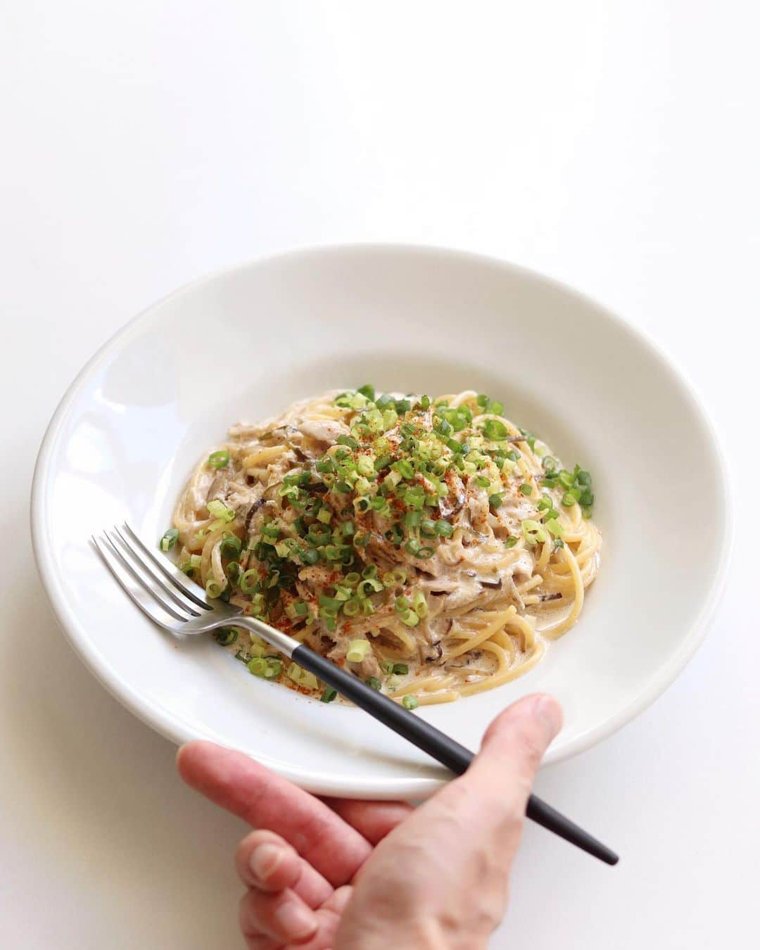 Ryogoのインスタグラム：「🍝 ツナとごぼうのコク旨クリームパスタ。 ⁡ 実はおうちパスタと相性の良いごぼうと定番のツナ缶をベースに和の要素を散りばめてやみつき味に。 これがめちゃくちゃに旨い！ ⁡ 個人的にもこれはリピ確決定🤫 ⁡ ——————————— ⁡ ✱ 今日のパスタ 『ツナとごぼうのクリームパスタ』 ⁡ ⋈ 材料(1人前) パスタ　80g ツナ缶　1/2缶 ☆椎茸（薄切り)1個 ☆玉ねぎ（薄切り）1/8個 ☆ごぼう（千切り）1/8本 にんにく（みじん切り）1かけ オリーブオイル　大さじ1 ★生クリーム　100ml ★塩昆布　大さじ1 ★すりごま　大さじ1 醤油　小さじ1/2 ねぎ　適量 七味唐辛子　適量 塩　適量 ⁡ ⋈ 作り方 1. フライパンにオリーブオイルとにんにくを入れて弱火で香りを移していきます。 2. にんにくの香りがしてきたら☆を加え、5分ほどじっくり炒めます。 3. 沸騰したお湯の中に塩を入れてパスタを茹で始めます。 4. ツナ缶を加えサッと炒めたら、醤油を加えて全体に馴染ませます。 5. ★と茹で汁（お玉1杯程度）を加えてパスタを茹でる間煮詰めます。 6. 茹で上がったパスタをフライパンに加え、好みのとろみ加減になるまで混ぜ合わせます。 7. お皿に盛り付けたら、仕上げにねぎと七味唐辛子をトッピングして完成です。 ⁡ ⋈ 詳しくはHPでご紹介 https://binanpasta.com/tunaburdockcreampasta/ *プロフィール(@binanpasta )からアクセスできます。←愛用アイテム一覧もあります。 ⁡ ✱「BINANPASTAのレシピを参考に作ったよ」という方は、ぜひ @binanpasta をタグ付けして写真を投稿してください。XやThreadsも大歓迎👏👏 ⁡ -——————————— ⁡ ▹レシピ本 初著書「おうちで本格！BINANPASTA流 映えうまパスタレシピ」(宝島社)が11/17に発売決定📙絶賛ご予約受付中！ ⁡ ▹YouTube 2チャンネルあります。チャンネル登録してね🍳 ・まかない食堂 ・BINANPASTA ⁡ ▹レシピサイト(BINANPASTA) 約700種類のパスタレシピを無料で公開しています🍝 *プロフィール(@binanpasta )からも飛べます。 ⁡ #BINANPASTA #パスタレシピ #私のおうちパスタ  ⁡ -——————————— ⁡ #パスタ #レシピ #ごぼう #ツナ缶 #フーディーテーブル #おうちごはん」