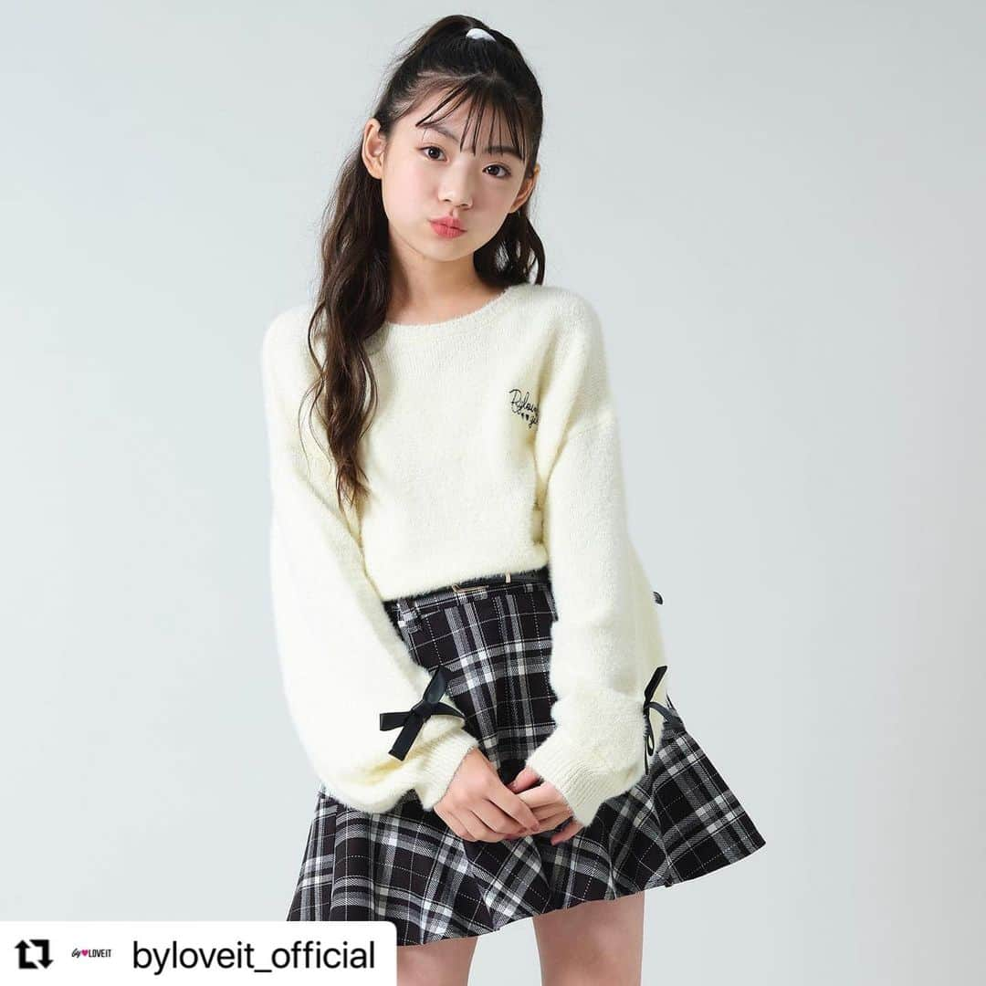 上埜れのんのインスタグラム：「🩷🩷🩷  #Repost @byloveit_official with @use.repost ・・・ by LOVEiT♡WINTER STYLE  新作チェックミニは マーメイドシルエットがガーリー♡ さっそく人気です🫶  by LOVEiT ♡ MODELS   上埜れのん（レノン）　@xxrenonxx   🐻🐰🍒  バイラビコーデ、かわいい♡と思ったら保存して、バイラビ欲しいモノリストをつくろ！  #byloveit #バイラビット  #小学生女子 #小学生コーデ #小学生ファッション  #jsコーデ #キッズコーデ女の子 #こどもふく  #pr#js6 #js5 #js4 #js3 #js2 #js1 #160cm #150cm #140cm #130cm #120cm #うめだ阪急　#博多阪急  #ナルミヤオンライン　#zozotown  #秋物新作 #秋コーデ  @byloveit_snap  @narumiyaonline_official @cuugal_」