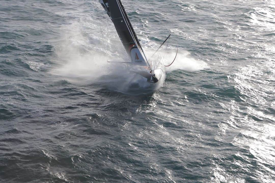 白石康次郎のインスタグラム：「▶Race info◀ TRANSAT JACQUES VABRE 2023がスタート⛵️💨  スタートの模様をお届け🤲  📷Thomas Deregnieaux / QAPTUR / DMG MORI  🌊🌊🌊🌊🌊🌊🌊🌊🌊🌊🌊🌊🌊🌊🌊🌊 ⛵️Race：TRANSAT JACQUES VABRE 2023  🗓日時：2023年11月7日（火）17:30 ※日本時間  🏃‍♂️距離：3,765nm（6,972km）  🌍コース：ル・アーブル（仏）～マルティニーク（仏海外県）  🙋🏻‍♂️出場Skipper：白石康次郎 🙋🏼‍♂️出場Co-skipper：ティエリー・デュプレ・ドゥヴォルサン  ✅トラッキング：https://www.transatjacquesvabre.org/edition-2023  📲Web：https://kojiro.jp/news/topics/transat-jacques-vabre-2023/  #dmgmorisailingteam #kojiroshiraishi #白石康次郎 #IMOCA #TransatJacquesVabre」