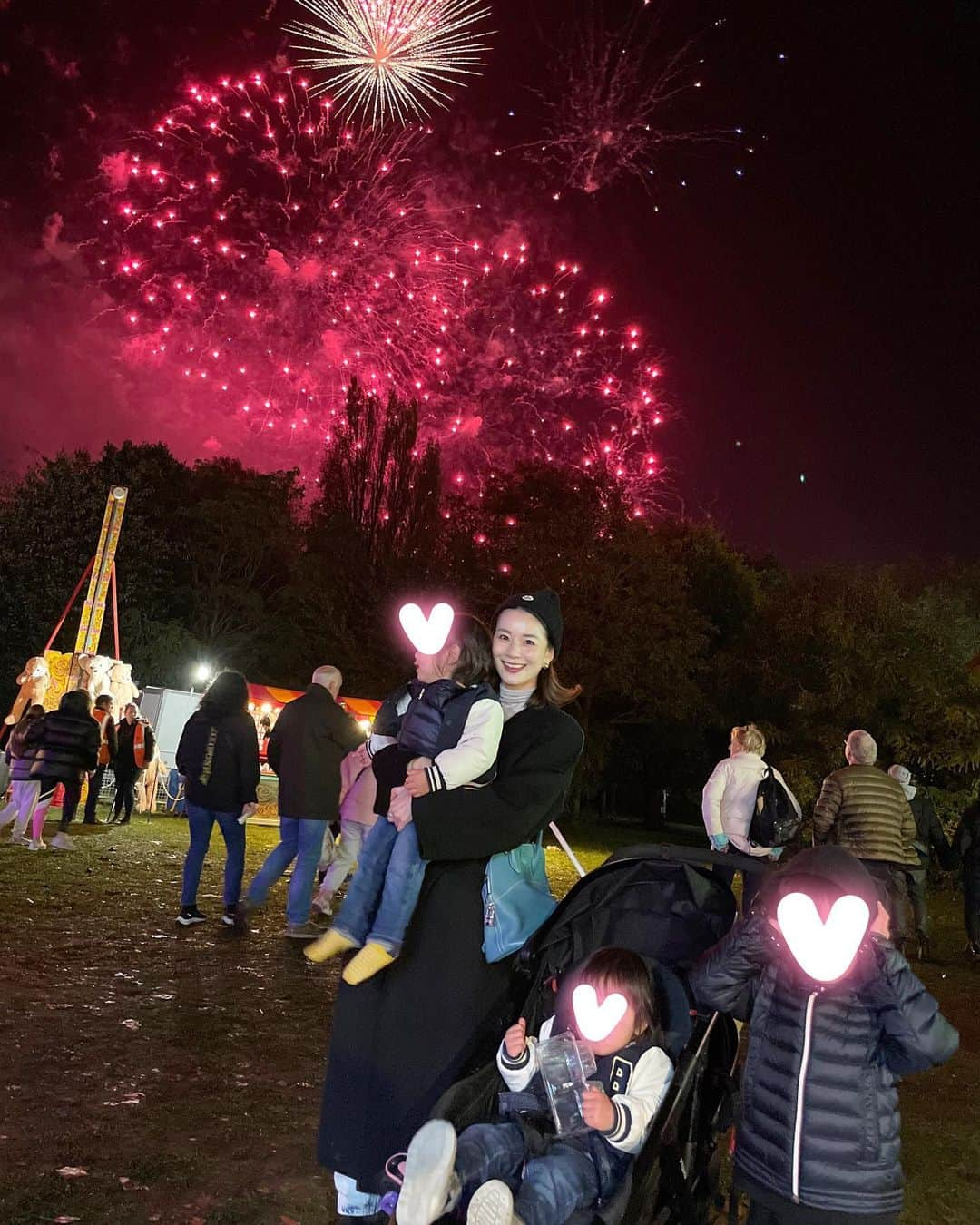 秋元玲奈のインスタグラム：「Since I used to watch fireworks every summer in Japan, they always remind me of Japan🎆  去年に続き、今年もBattersea Park花火大会へ。 花火を見ると日本の夏を思い出します。  #batterseaparkfireworks  #guyfawkesnight  #london #londonlife」