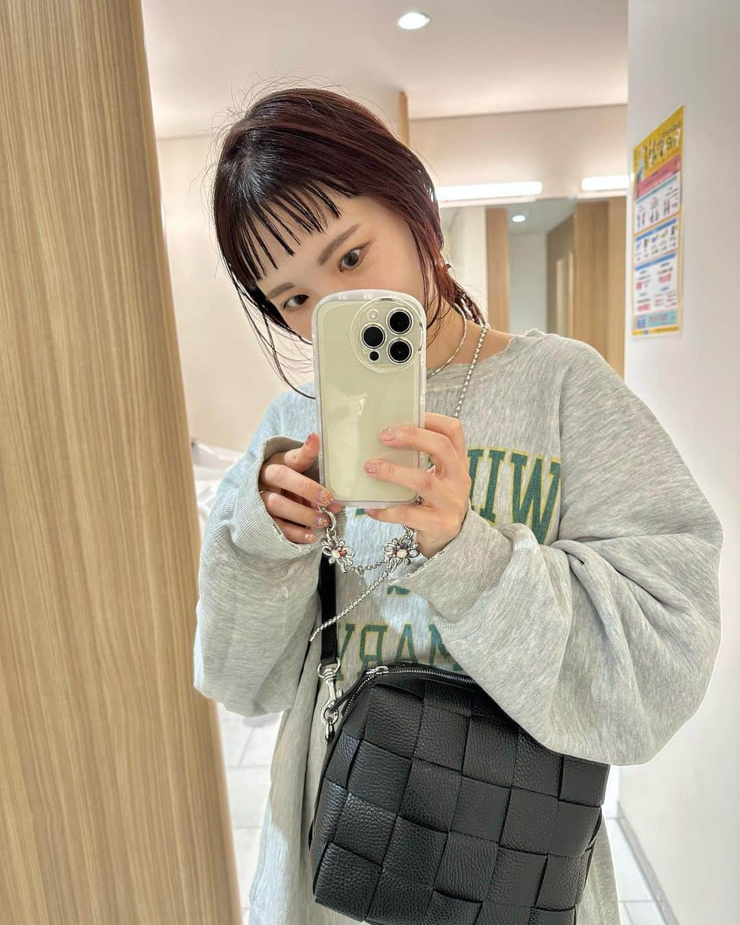 miho uesugiさんのインスタグラム写真 - (miho uesugiInstagram)「スマホチェーンを新調⛓️ @keico_acce さんのもの。  短いチェーンと、長いチェーンがセットになっていて使い分けられる🥹 10年前くらいにKastaneでアクセサリーを販売させて頂いた時はたくさん買わせて頂いたなぁ✨ 相変わらずの可愛さです！！！！！  ㅤㅤㅤㅤㅤㅤㅤㅤㅤㅤㅤㅤㅤ  #スマホショルダー#スマホケース#チェーン#スマホチェーン#アクセサリー #keico_acce#スウェット#コーディネート#今日のコーデ#休日コーデ#大人カジュアル#レザー#バッグ#iacucci#champion#ブーツ#sorel#古着#古着コーデ」11月7日 18時46分 - uepoooning