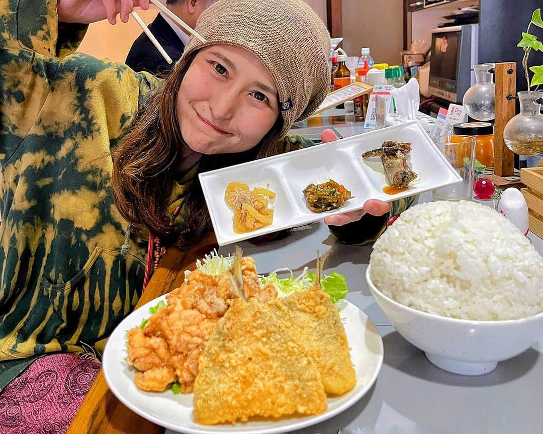 アンジェラ佐藤のインスタグラム：「前から気になっていた大盛り店「信ちゃんママ」  750円の定食からおかずを2品チョイス 1枚のもも肉で作る巨大ザンギデカっ！！😳 そしてマンガ盛りご飯が100円とか惚れるやろ！  #信ちゃんママ #札幌デカ盛り #白石区グルメ #マンガ盛りご飯 #コスパ良い #札幌好吃  【信ちゃんママ】 https://tabelog.com/hokkaido/A0101/A010301/1061217/」