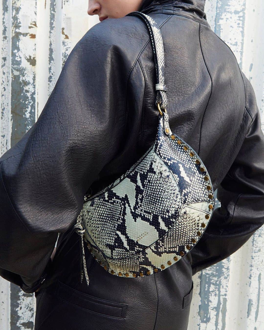 ネッタポルテのインスタグラム：「ARM CANDY: This @isabelmarant bag is key to an ever-evolving wardrobe.   Tap the link in bio to shop at #NETAPORTER.」