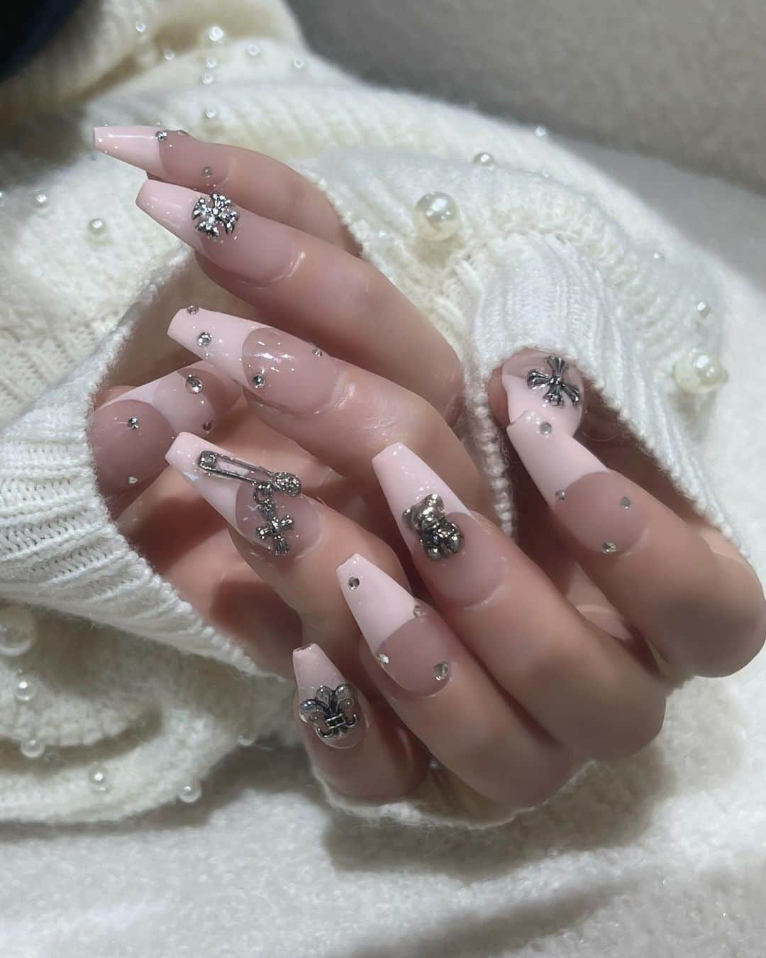 齊藤早紀さんのインスタグラム写真 - (齊藤早紀Instagram)「nail💅🏻 バレエネイルがしたかったのにパーツが無くて妥協したくなくて そもそも断念した。カナシイ  とりあえずパーツ見て即興でなんとなくデザイン決めた割には 可愛くしあがりました🤷🩷 シルバーくまさんと安ピンみたいなクロムパーツに一目惚れ したのですぐさま付けた♡♡♡  #クロムネイル#クロム風ネイル#ネイルデザイン#ワンホンネイル #秋ネイル#シルバーネイル#美甲」11月7日 18時40分 - saki__saito