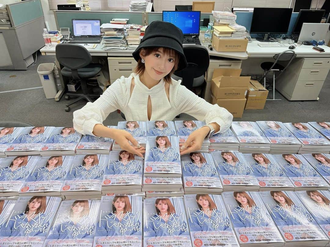 希島あいりさんのインスタグラム写真 - (希島あいりInstagram)「拡散希望🙏🏼❤️‍🔥  希島あいり新刊小説『#彼女のリアルドラマチックじゃないなんて知ってた』(河出書房新社)刊行記念 サイン本お渡し会 が11月17日に開催決定！！  会場 ブックファースト新宿店B2F様 開催時間 19:00〜  予約受付開始↓ 〔https://passmarket.yahoo.co.jp/event/show/detail/02xpi4sk92d31.html〕  新境地なので出来るか不安でしたがこうしてお渡し会も開催させて頂けて感謝の気持ちでいっぱい🥲✨  皆さんのお顔を見ながらサイン本をお渡し できるのを心より楽しみにしています！  既に本を読んでくださっている方にも 「ありがとう」を直接伝えたいです。  #希島あいり新刊小説 #彼女のリアルドラマチックじゃないなんて知ってた #小説 #本 #ブックファースト新宿店」11月7日 18時44分 - airi_kijima