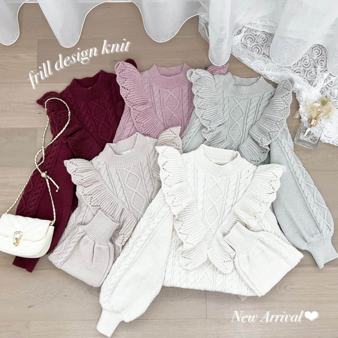 apres jour(アプレジュール) のインスタグラム：「【new arrival🎀】11/9(木) 21:00〜 ⁡ ◆フリルデザインが可愛らしい着回し万能ニットが登場♡ ⁡ フリルデザインがフェミニンで可愛らしいニット。 お袖には少々ボリューム感があり、カフスはキュッとしたリブデザインなので よりたぽっと感が可愛くデザイン性あるアイテムとなっております！  カラー展開も豊富にご用意しております。 肉厚ニットのため、暖かさも抜群♪  長すぎず、短すぎずな絶妙な丈感なのでインスタイル、アウトスタイル、 スカート、パンツスタイルなどどんな合わせでもお楽しみいただけます◎  ⁡ #フリルデザインニット 商品番号🔎985154 サイズ…F/XL ¥3,595(taxin) ⁡ ⁡ こちらの画像はインスタ用に加工しておりますので、カラーの雰囲気が実際の商品と異なる場合がございます。 商品ページにてカラーのご確認をお願い致します。 ⁡ #ZOZOでしか買えない #アプレジュール #アプレ部」