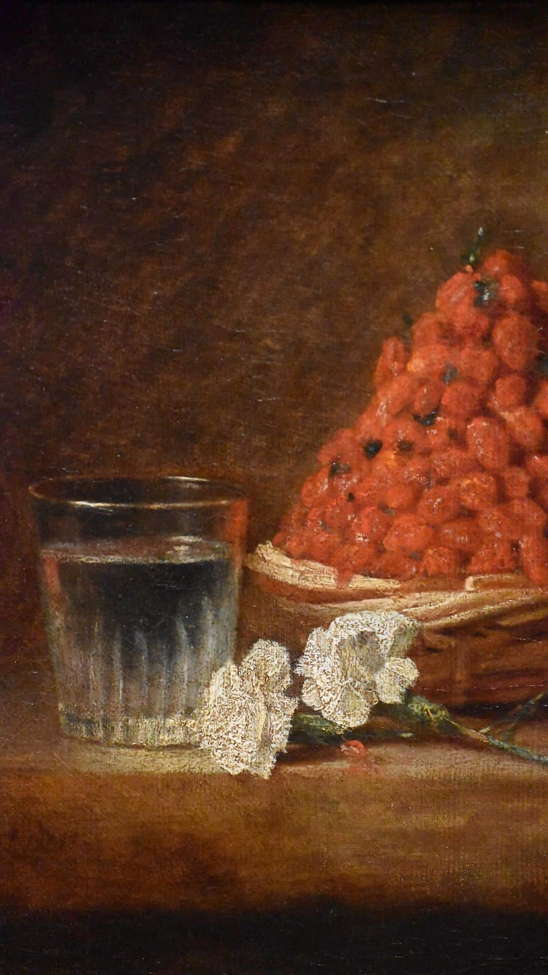 ルーブル美術館のインスタグラム：「Vous apportez le dessert ? 🍓 - 🤝 Tous ensemble, faisons entrer dans les collections du musée du Louvre l’un des plus grands chefs-d’œuvre de la peinture française du 18e siècle ! - 👀 Près de 250 ans après sa première exposition au Louvre, au Salon de 1761, l’incomparable « Panier de fraises » de Chardin pourrait bientôt rejoindre les cimaises du palais grâce à vous, dans le cadre de la 14e campagne #TousMécènes. - 👉 Faites un don avant le 28 février 2024 sur tousmécènes.fr ! ∴ 🌎 Can we count on you for dessert? 🍓 - 🤝 Together, let’s bring one of the greatest masterpieces of 18th-century French painting into the Musée du Louvre collections! - 👀 Nearly 250 years after its first exhibition at the Louvre, in the Salon of 1761, Chardin’s incomparable « Basket of Strawberries » could soon be back on the walls of the palace, thanks to you, as part of the 14th « Become a Patron » campaign. - 👉 Make a donation before February 28, 2024 on tousmécènes.fr! . . . #Louvre #MuséeDuLouvre」