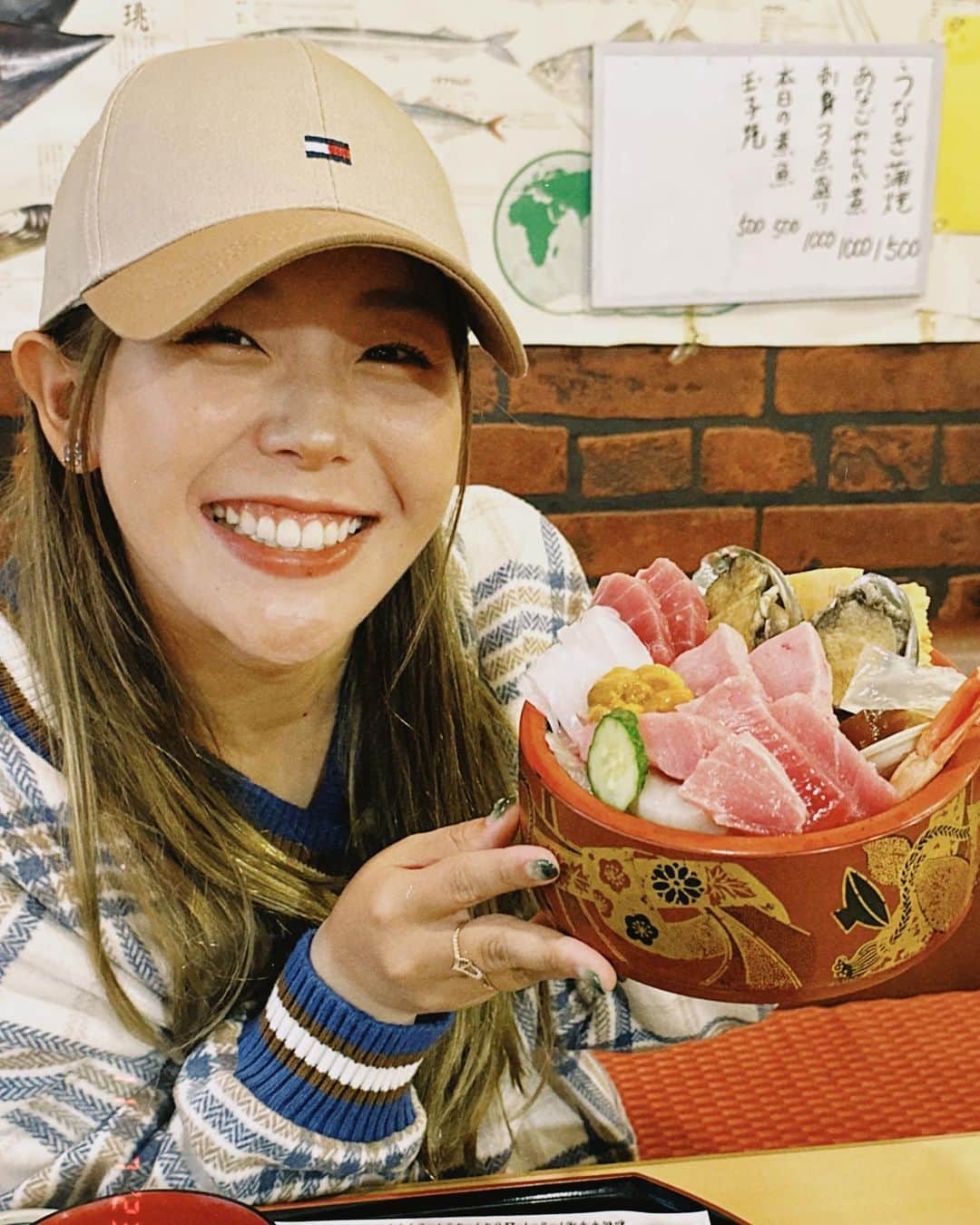 吉田有里のインスタグラム：「1時間半？くらい待って食べた海鮮丼🐟 美味しすぎました🤤 そしてiPhoneノーマルカメラの写真もすごく綺麗で好きなんですけど、編集無しで昭和チックな写真になるDazzカメラの良さを伝えたいです📸 @miyuu_abe_ はすぐダウンロードしてました😂😂 ↑写真撮るの天才です🤳」