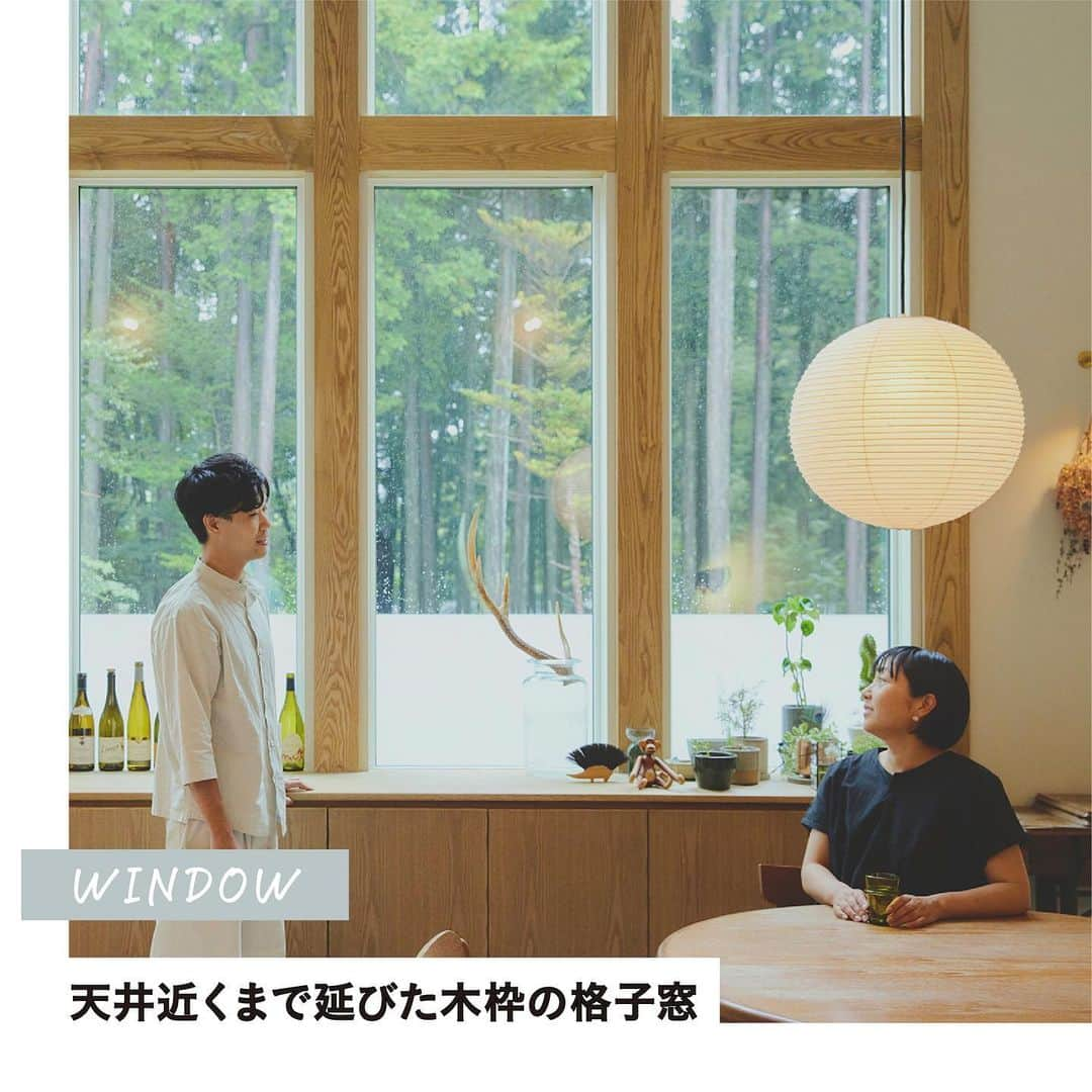 RE住むRENOVATIONさんのインスタグラム写真 - (RE住むRENOVATIONInstagram)「家づくりの経験者から具体的な家づくりアイデアをうかがう企画 “あの人の家づくり手帖”。  もう一度、家づくりの楽しさを味わいたいという気持ちが後押しになり、那須塩原に移住をした森さん夫妻。 土地の特徴を踏まえた横長の平屋は、平坦な印象にならないよう、天井高にメリハリを付けているのが特徴的です。  シンプルな内装の美しさをより際立たせるために計算されたセパレートキッチンには、こだわりがたくさん。  その他にも、在宅勤務を考慮したワークスペースや日々の暮らしを快適にする“家事室”という考え方など参考にしたいアイデアが満載の森さんのご自宅。 詳しくは記事をご覧ください。 @dolive.media  — DoliveアプリではDolive media記事のほか、 サイトに載っていない特別記事も公開中。 App Storeで【Doliveアプリ】と検索してみてね。  #dolivemedia #dolive #doliveアプリ #君はどんな家に住みたい #あの人の家づくり手帖 #家 #部屋 #住まい #暮らし #住宅デザイン #家具 #ライフスタイル #インテリアデザイン #暮らしのアイデア #おしゃれインテリア #好きなものに囲まれた暮らし #インテリア術 #理想の家 #家づくり #家づくりアイデア#一戸建て #平屋 #平屋外観 #那須塩原 #那須塩原移住 #家事室」11月7日 18時48分 - dolive.media