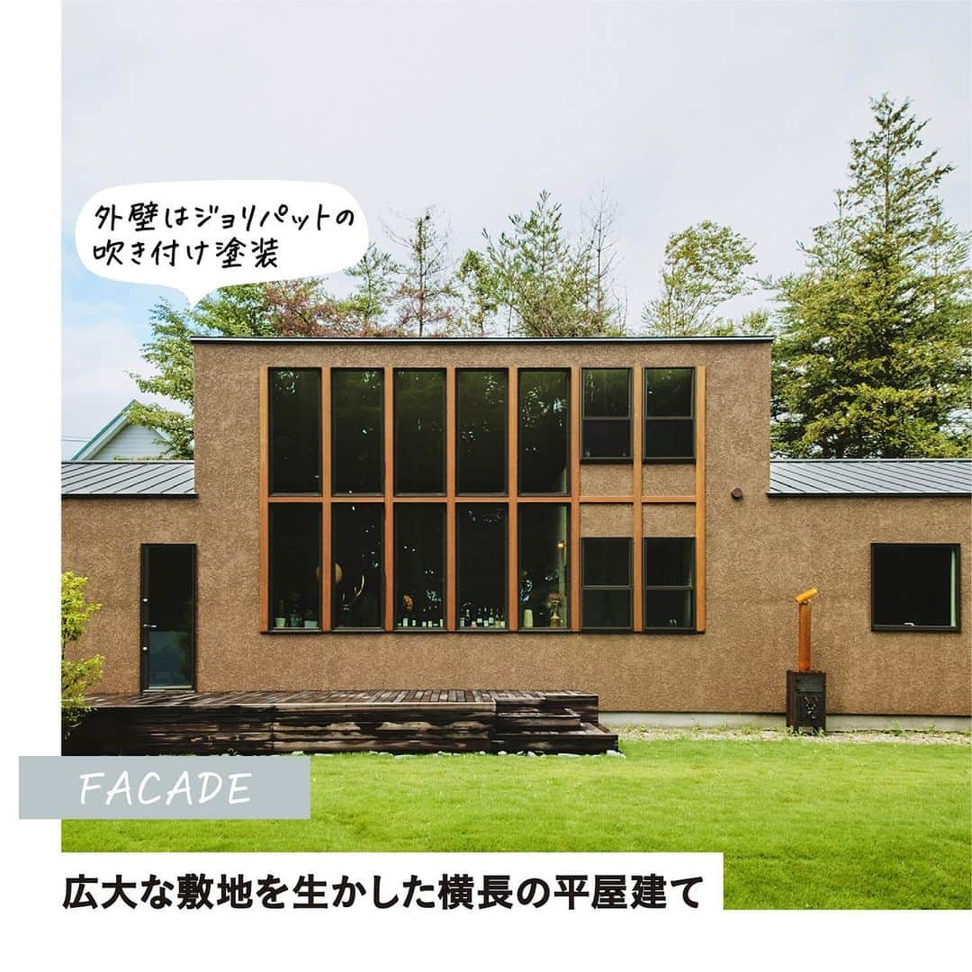 RE住むRENOVATIONさんのインスタグラム写真 - (RE住むRENOVATIONInstagram)「家づくりの経験者から具体的な家づくりアイデアをうかがう企画 “あの人の家づくり手帖”。  もう一度、家づくりの楽しさを味わいたいという気持ちが後押しになり、那須塩原に移住をした森さん夫妻。 土地の特徴を踏まえた横長の平屋は、平坦な印象にならないよう、天井高にメリハリを付けているのが特徴的です。  シンプルな内装の美しさをより際立たせるために計算されたセパレートキッチンには、こだわりがたくさん。  その他にも、在宅勤務を考慮したワークスペースや日々の暮らしを快適にする“家事室”という考え方など参考にしたいアイデアが満載の森さんのご自宅。 詳しくは記事をご覧ください。 @dolive.media  — DoliveアプリではDolive media記事のほか、 サイトに載っていない特別記事も公開中。 App Storeで【Doliveアプリ】と検索してみてね。  #dolivemedia #dolive #doliveアプリ #君はどんな家に住みたい #あの人の家づくり手帖 #家 #部屋 #住まい #暮らし #住宅デザイン #家具 #ライフスタイル #インテリアデザイン #暮らしのアイデア #おしゃれインテリア #好きなものに囲まれた暮らし #インテリア術 #理想の家 #家づくり #家づくりアイデア#一戸建て #平屋 #平屋外観 #那須塩原 #那須塩原移住 #家事室」11月7日 18時48分 - dolive.media