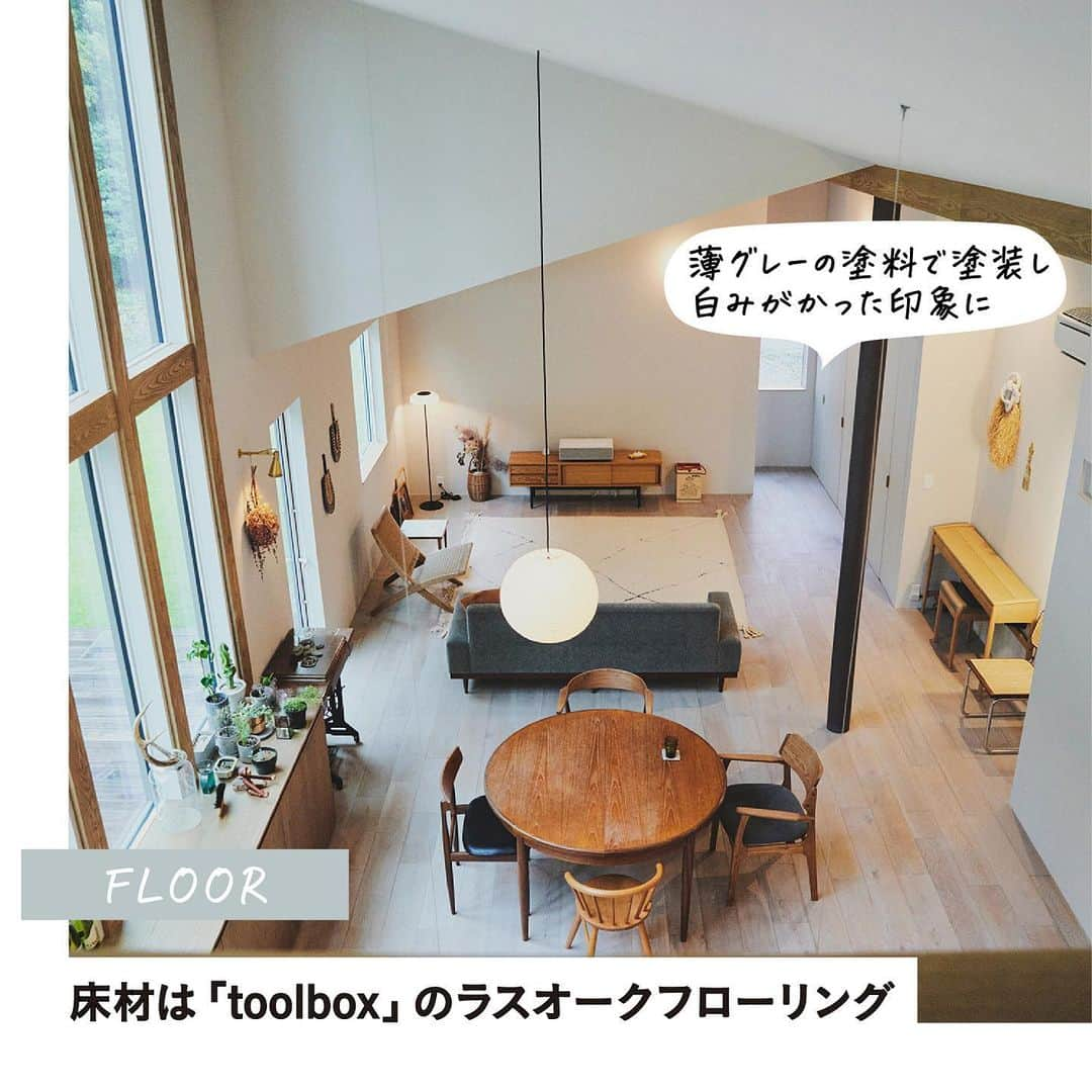 RE住むRENOVATIONさんのインスタグラム写真 - (RE住むRENOVATIONInstagram)「家づくりの経験者から具体的な家づくりアイデアをうかがう企画 “あの人の家づくり手帖”。  もう一度、家づくりの楽しさを味わいたいという気持ちが後押しになり、那須塩原に移住をした森さん夫妻。 土地の特徴を踏まえた横長の平屋は、平坦な印象にならないよう、天井高にメリハリを付けているのが特徴的です。  シンプルな内装の美しさをより際立たせるために計算されたセパレートキッチンには、こだわりがたくさん。  その他にも、在宅勤務を考慮したワークスペースや日々の暮らしを快適にする“家事室”という考え方など参考にしたいアイデアが満載の森さんのご自宅。 詳しくは記事をご覧ください。 @dolive.media  — DoliveアプリではDolive media記事のほか、 サイトに載っていない特別記事も公開中。 App Storeで【Doliveアプリ】と検索してみてね。  #dolivemedia #dolive #doliveアプリ #君はどんな家に住みたい #あの人の家づくり手帖 #家 #部屋 #住まい #暮らし #住宅デザイン #家具 #ライフスタイル #インテリアデザイン #暮らしのアイデア #おしゃれインテリア #好きなものに囲まれた暮らし #インテリア術 #理想の家 #家づくり #家づくりアイデア#一戸建て #平屋 #平屋外観 #那須塩原 #那須塩原移住 #家事室」11月7日 18時48分 - dolive.media