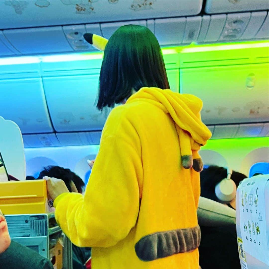 植田朝日のインスタグラム：「✈️✈️✈️  日本出国🇯🇵  乗ったフライトのCAさんがピカチュウだったぞ！？  今宵もトランジットでサッカー観戦予定。笑  #FooTravelleR #朝日旅」
