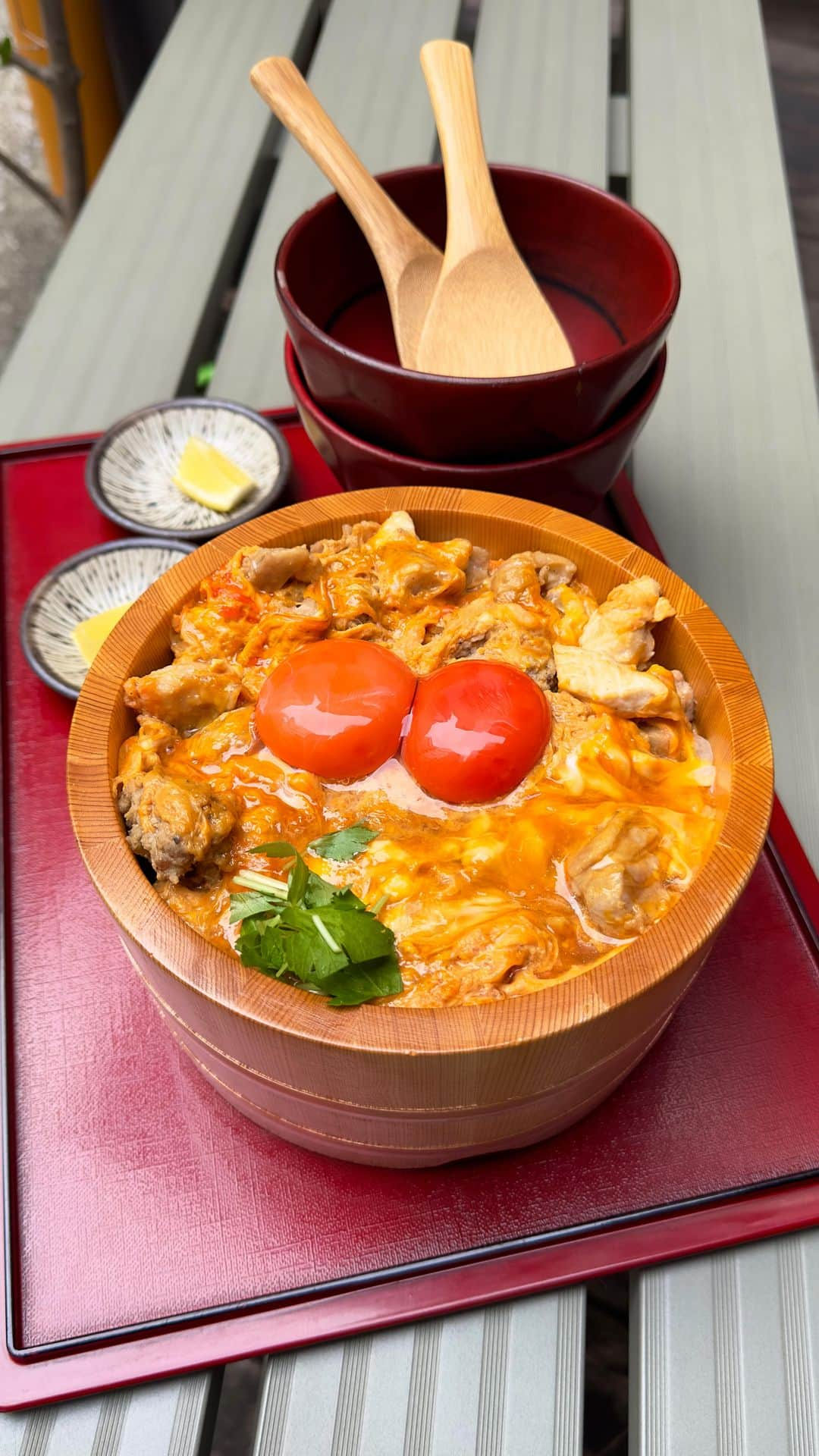 ゆうとグルメのインスタグラム：「🍳東京で一番おいしい飲める親子丼🍳 ㅤㅤㅤㅤㅤㅤㅤㅤㅤㅤㅤㅤㅤ 四ツ谷にある鴨の助さん(@soba_kamonosuke)の 「親子丼は飲み物です。」1580円 「桶盛り 親子丼は飲み物です。2〜3人前」2480円 ㅤㅤㅤㅤㅤㅤㅤㅤㅤㅤㅤㅤㅤ 四ツ谷駅から徒歩3分ほどのところにある鴨の助さんは、親子丼と鴨蕎麦のお店！ ㅤㅤㅤㅤㅤㅤㅤㅤㅤㅤㅤㅤㅤ 今回食べたのはもちろん親子丼🍚🍳 ㅤㅤㅤㅤㅤㅤㅤㅤㅤㅤㅤㅤㅤ "飲める親子丼"をコンセプトに高級卵と鴨肉を使って作る親子丼は他にはないくらいの半熟とろとろ具合がその特長！ ㅤㅤㅤㅤㅤㅤㅤㅤㅤㅤㅤㅤㅤ 卵の濃厚さ、お肉のジューシーさ、半熟卵の味つけ、どこをとっても今まで食べた親子丼の中でも1番ってくらいのおいしさでまさに飲むようにあっという間に食べれました🤤🤤 ㅤㅤㅤㅤㅤㅤㅤㅤㅤㅤㅤㅤㅤ 別添えのレモンをかけると少しさっぱりめに味変が楽しめるのも嬉しいポイント！ ㅤㅤㅤㅤㅤㅤㅤㅤㅤㅤㅤㅤㅤ ちなみに通常のお椀タイプのほかに、桶に盛った親子丼も販売していて、これは2〜3人前あるのでシェア注文が可能、夜の時間帯だとお酒を飲んだあとの最後のシメに食べるのがおすすめの食べ方みたい！ ㅤㅤㅤㅤㅤㅤㅤㅤㅤㅤㅤㅤㅤ ランチの時間はプラス料金を払えばセットになっている鶏スープを鴨そばに変更もできるようになっていました🦆🦆 ㅤㅤㅤㅤㅤㅤㅤㅤㅤㅤㅤㅤㅤ この蕎麦もかなりおいしかったからちょっと贅沢にランチしたいときは変更してみるのもありだと思う！ ㅤㅤㅤㅤㅤㅤㅤㅤㅤㅤㅤㅤㅤ 自信をもっておすすめするから半熟系親子丼が好みな人はぜひ一度ここ行ってみてほしい！ ㅤㅤㅤㅤㅤㅤㅤㅤㅤㅤㅤㅤㅤ かなりおすすめ！！ ㅤㅤㅤㅤㅤㅤㅤㅤㅤㅤㅤㅤㅤ —————————————— 📍東京都新宿区四谷1丁目10 ⏰11:00〜15:00 17:00〜23:00 🛌日曜定休 🚃四ツ谷駅から徒歩3分 —————————————— #PR #東京グルメ #東京ランチ #四ツ谷グルメ #四ツ谷ランチ #鴨の助 #親子丼 #tokyo #japan #egg  #東京観光 #東京旅行 #東京 #新宿グルメ #新宿ランチ  #カフェ巡り #カフェ好きな人と繋がりたい #ごはん記録 #japantravel #japantrip #instafood #japanesefood #eggs   ㅤㅤㅤㅤㅤㅤㅤㅤㅤㅤㅤㅤㅤ」