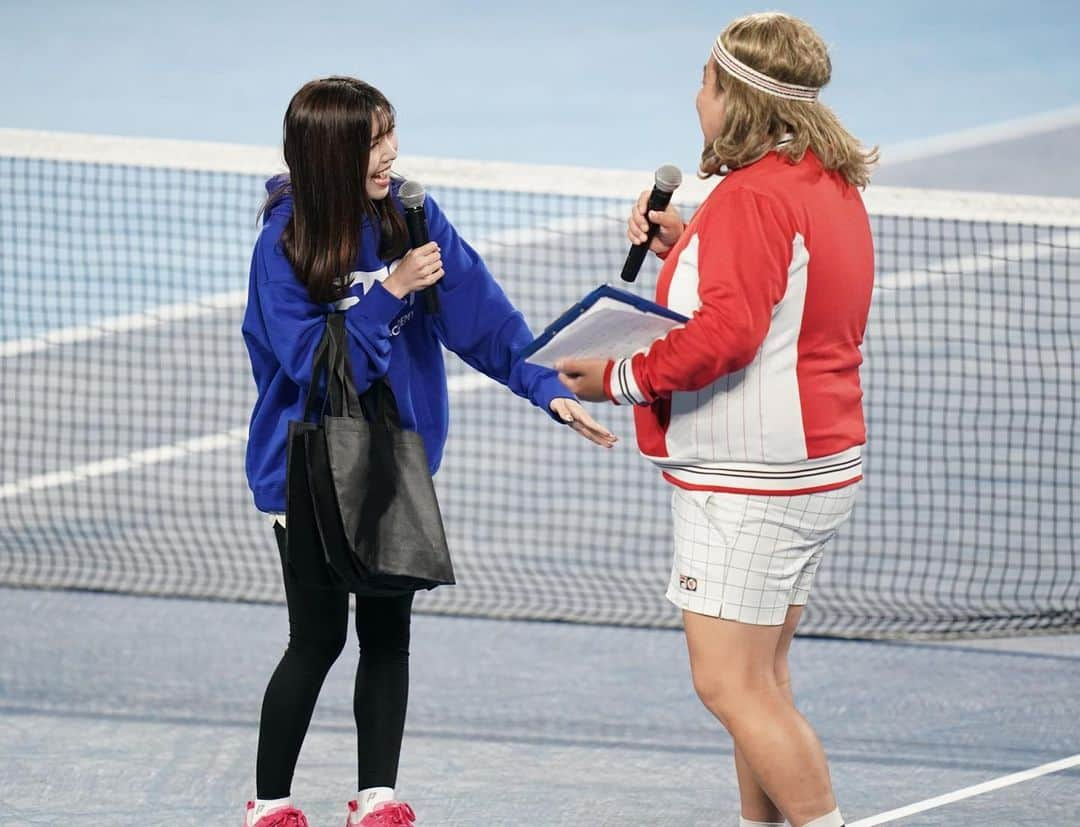 川又智菜美さんのインスタグラム写真 - (川又智菜美Instagram)「🎾全日本テニス選手権🎾 ⁡ 改めて、ありがとうございました。 有明コロシアムというテニスの聖地で コロシアムMCをさせていただき、 本当に幸せな9日間でした！ ⁡ 昨年の全日本選手権は記者として取材に行っていました。 その時、選手がいくら素晴らしいプレーをしても 観客の入りがまばらだったので拍手もまばらで…🥲 ⁡ こんなに熱くなるプレーをしているのだから、 こんなにレベルの高い戦いが繰り広げられているのだから もっともっと盛り上がってほしい！！ ナイスプレーに「わぁっ！」と歓声があがり 惜しみない拍手に選手が包まれるような そして観ている観客の皆さんもその雰囲気にまた興奮できるような そんな大会になったら良いのにと 最初、1ファンとして思っていました。 ⁡ その思いは、大会を取材していくうちに膨れ上がり 自分にも何かできることはないか？ テニス観に行くの楽しいと思ってもらえるように 私にできることをやりたい！と思うようになりました。 ⁡ そんな思いでいた中で、コロシアムMCのお話を頂きました。 ⁡ コロシアムMCを導入するのは初めてということで 大会運営側も、スタテニ側も、私たちMCも どんな役割をしたらいいのか？何が正解なのか？ 最初は探り探りな部分が大きかったと思います。 でも、精一杯、皆さんに楽しんでいただけるように 選手の方々に喜んでいただけるように 日々考えて努力しました。 ⁡ 至らなかった点もあったと思います。 でも、来てくださった方々の 「来て良かった」 という思いにほんの少しでも貢献できていれば幸いです。 ⁡ これからもっともっと テニスを楽しんでくださる方々が増えますように。 ⁡ 私にできることを全力で取り組んでいきたいと思います。 ⁡ #全日本選手権 #全日本テニス選手権 #スタテニ #テニス」11月7日 18時52分 - chinami_k0204