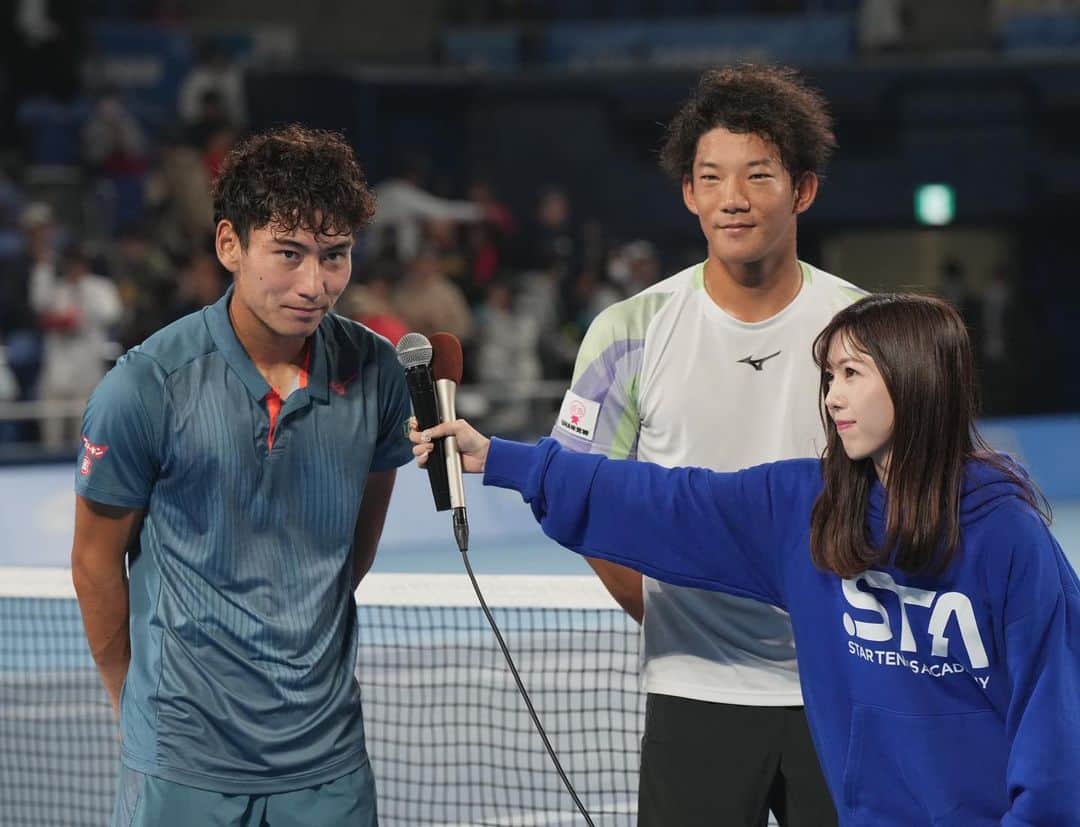 川又智菜美さんのインスタグラム写真 - (川又智菜美Instagram)「🎾全日本テニス選手権🎾 ⁡ 改めて、ありがとうございました。 有明コロシアムというテニスの聖地で コロシアムMCをさせていただき、 本当に幸せな9日間でした！ ⁡ 昨年の全日本選手権は記者として取材に行っていました。 その時、選手がいくら素晴らしいプレーをしても 観客の入りがまばらだったので拍手もまばらで…🥲 ⁡ こんなに熱くなるプレーをしているのだから、 こんなにレベルの高い戦いが繰り広げられているのだから もっともっと盛り上がってほしい！！ ナイスプレーに「わぁっ！」と歓声があがり 惜しみない拍手に選手が包まれるような そして観ている観客の皆さんもその雰囲気にまた興奮できるような そんな大会になったら良いのにと 最初、1ファンとして思っていました。 ⁡ その思いは、大会を取材していくうちに膨れ上がり 自分にも何かできることはないか？ テニス観に行くの楽しいと思ってもらえるように 私にできることをやりたい！と思うようになりました。 ⁡ そんな思いでいた中で、コロシアムMCのお話を頂きました。 ⁡ コロシアムMCを導入するのは初めてということで 大会運営側も、スタテニ側も、私たちMCも どんな役割をしたらいいのか？何が正解なのか？ 最初は探り探りな部分が大きかったと思います。 でも、精一杯、皆さんに楽しんでいただけるように 選手の方々に喜んでいただけるように 日々考えて努力しました。 ⁡ 至らなかった点もあったと思います。 でも、来てくださった方々の 「来て良かった」 という思いにほんの少しでも貢献できていれば幸いです。 ⁡ これからもっともっと テニスを楽しんでくださる方々が増えますように。 ⁡ 私にできることを全力で取り組んでいきたいと思います。 ⁡ #全日本選手権 #全日本テニス選手権 #スタテニ #テニス」11月7日 18時52分 - chinami_k0204