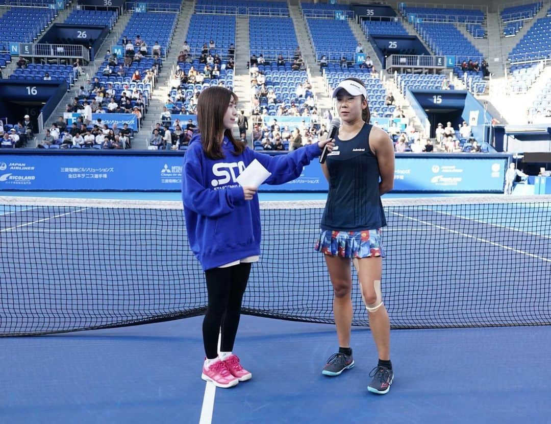 川又智菜美さんのインスタグラム写真 - (川又智菜美Instagram)「🎾全日本テニス選手権🎾 ⁡ 改めて、ありがとうございました。 有明コロシアムというテニスの聖地で コロシアムMCをさせていただき、 本当に幸せな9日間でした！ ⁡ 昨年の全日本選手権は記者として取材に行っていました。 その時、選手がいくら素晴らしいプレーをしても 観客の入りがまばらだったので拍手もまばらで…🥲 ⁡ こんなに熱くなるプレーをしているのだから、 こんなにレベルの高い戦いが繰り広げられているのだから もっともっと盛り上がってほしい！！ ナイスプレーに「わぁっ！」と歓声があがり 惜しみない拍手に選手が包まれるような そして観ている観客の皆さんもその雰囲気にまた興奮できるような そんな大会になったら良いのにと 最初、1ファンとして思っていました。 ⁡ その思いは、大会を取材していくうちに膨れ上がり 自分にも何かできることはないか？ テニス観に行くの楽しいと思ってもらえるように 私にできることをやりたい！と思うようになりました。 ⁡ そんな思いでいた中で、コロシアムMCのお話を頂きました。 ⁡ コロシアムMCを導入するのは初めてということで 大会運営側も、スタテニ側も、私たちMCも どんな役割をしたらいいのか？何が正解なのか？ 最初は探り探りな部分が大きかったと思います。 でも、精一杯、皆さんに楽しんでいただけるように 選手の方々に喜んでいただけるように 日々考えて努力しました。 ⁡ 至らなかった点もあったと思います。 でも、来てくださった方々の 「来て良かった」 という思いにほんの少しでも貢献できていれば幸いです。 ⁡ これからもっともっと テニスを楽しんでくださる方々が増えますように。 ⁡ 私にできることを全力で取り組んでいきたいと思います。 ⁡ #全日本選手権 #全日本テニス選手権 #スタテニ #テニス」11月7日 18時52分 - chinami_k0204