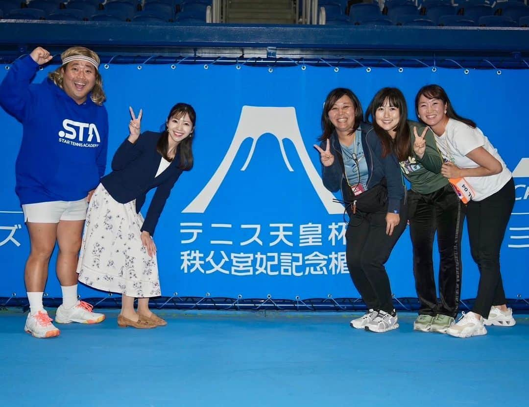 川又智菜美さんのインスタグラム写真 - (川又智菜美Instagram)「🎾全日本テニス選手権🎾 ⁡ 改めて、ありがとうございました。 有明コロシアムというテニスの聖地で コロシアムMCをさせていただき、 本当に幸せな9日間でした！ ⁡ 昨年の全日本選手権は記者として取材に行っていました。 その時、選手がいくら素晴らしいプレーをしても 観客の入りがまばらだったので拍手もまばらで…🥲 ⁡ こんなに熱くなるプレーをしているのだから、 こんなにレベルの高い戦いが繰り広げられているのだから もっともっと盛り上がってほしい！！ ナイスプレーに「わぁっ！」と歓声があがり 惜しみない拍手に選手が包まれるような そして観ている観客の皆さんもその雰囲気にまた興奮できるような そんな大会になったら良いのにと 最初、1ファンとして思っていました。 ⁡ その思いは、大会を取材していくうちに膨れ上がり 自分にも何かできることはないか？ テニス観に行くの楽しいと思ってもらえるように 私にできることをやりたい！と思うようになりました。 ⁡ そんな思いでいた中で、コロシアムMCのお話を頂きました。 ⁡ コロシアムMCを導入するのは初めてということで 大会運営側も、スタテニ側も、私たちMCも どんな役割をしたらいいのか？何が正解なのか？ 最初は探り探りな部分が大きかったと思います。 でも、精一杯、皆さんに楽しんでいただけるように 選手の方々に喜んでいただけるように 日々考えて努力しました。 ⁡ 至らなかった点もあったと思います。 でも、来てくださった方々の 「来て良かった」 という思いにほんの少しでも貢献できていれば幸いです。 ⁡ これからもっともっと テニスを楽しんでくださる方々が増えますように。 ⁡ 私にできることを全力で取り組んでいきたいと思います。 ⁡ #全日本選手権 #全日本テニス選手権 #スタテニ #テニス」11月7日 18時52分 - chinami_k0204