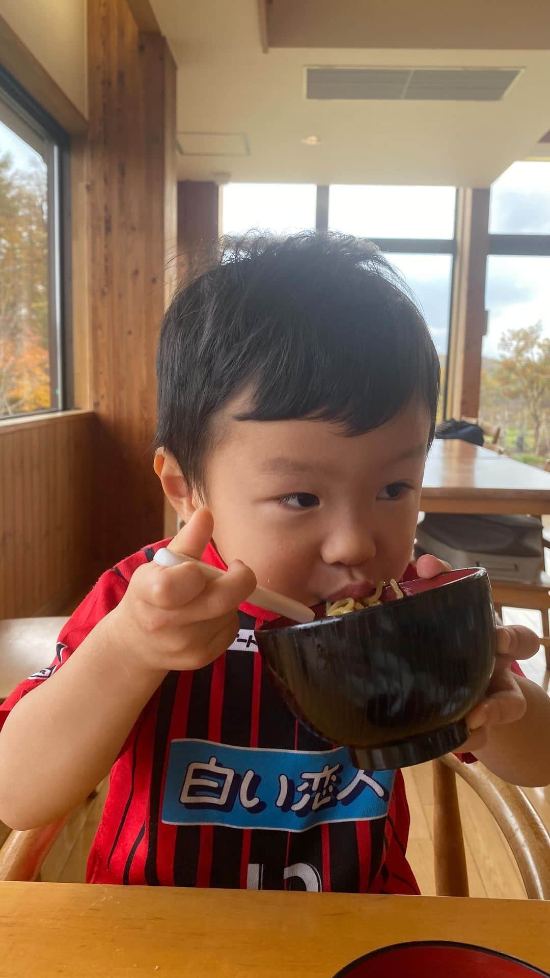 茜ゆりかのインスタグラム：「今日の晩ごはんを ただリールにしただけ🙂  長男サッカーの練習なので いろんなタンパク質どーんっ  #北海道産 #札幌子育て #ジュニアアスリート #サッカーごはん #男の子ママ」