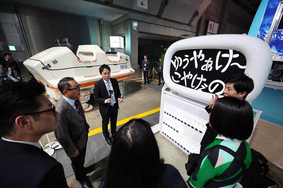 豊田章男さんのインスタグラム写真 - (豊田章男Instagram)「. 第1回ジャパンモビリティショーが閉幕しました。ご来場ありがとうございました！  「東京モーターショー」の「東京」を「ジャパン」に、「モーター」を「モビリティ」に変え、新しいショーとして実施しました。  クルマ、トラック、バイクをつくる企業だけでなく、100社を超えるスタートアップの皆さまに参加頂くなど、「一緒に未来を探しにいこう」と共感した多くの仲間が集まってくれました。  一人で…、一企業で…、未来はつくれるものではありません。みんなでつくるものだと思います。  今回、111万人ものお客様がお越し下さいました。  会場を回りながら、「これが私の未来かもしれない」と何か少しでも見つけたり、感じて頂けたなら、こんなに嬉しいことはありません。本当にありがとうございました。  第1回ジャパンモビリティショーの閉幕は終わりではなく、日本から世界へ、モビリティの未来を発信するスタートにしていきたいです。  クルマ大好き、バイク大好き、トラック大好き、モビリティ大好き、そして人が好き。そんな仲間と共に、これからも未来づくりの道を走り続けてまいります。  The first-ever Japan Mobility show has come to a close. Thank you to all who came and visited!  We managed to make a truly new event by transforming “Tokyo” to “Japan” and “Motor” to “Mobility.”  Beyond just companies making cars, trucks, and motorcycles, we had over 100 startups taking part, as well, in a gathering of like-minded colleagues sharing the dream of searching for a future. The future is not something one person or one company can create alone. It is something we all create together.  This time, over one million people came to visit the show. My greatest joy would be if, as they walked through the halls, they thought or felt—even just a little—“This might be the future for me.” I am grateful for that chance.  But this first-ever Japan Mobility Show is not truly over. It has just begun to share the future of mobility from Japan to the world. Colleagues who share our love of cars, of motorcycles, of trucks, of mobility, and, of course, of people... They are the ones coming with us on the road to creating the future.  #JapanMoblityShow2023 #ジャパンモビリティショー2023 #JMS2023 #乗りたい未来を探しに行こう」11月7日 19時03分 - akiotoyoda_official