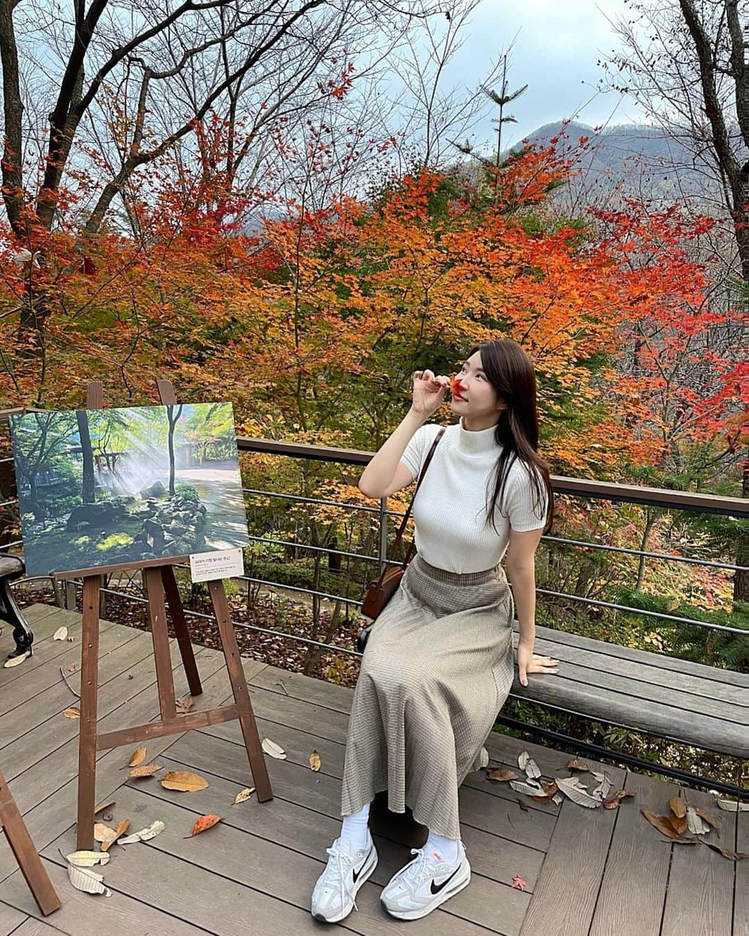 李到華さんのインスタグラム写真 - (李到華Instagram)「단풍에 풍덩 🍁🍂 인기많은 #화담숲 사진 지난주 #티타늄 받고 왔더니 확실히 사진발 잘받넹 ☺ 역시 놀러가기전 최고의선택 🫶 . .  #플랜에스의원 #티타늄리프팅 #지방분해주사 #레이저리프팅 #뺏주사 #윤곽주사 #강남피부과」11月7日 19時03分 - ah____rim