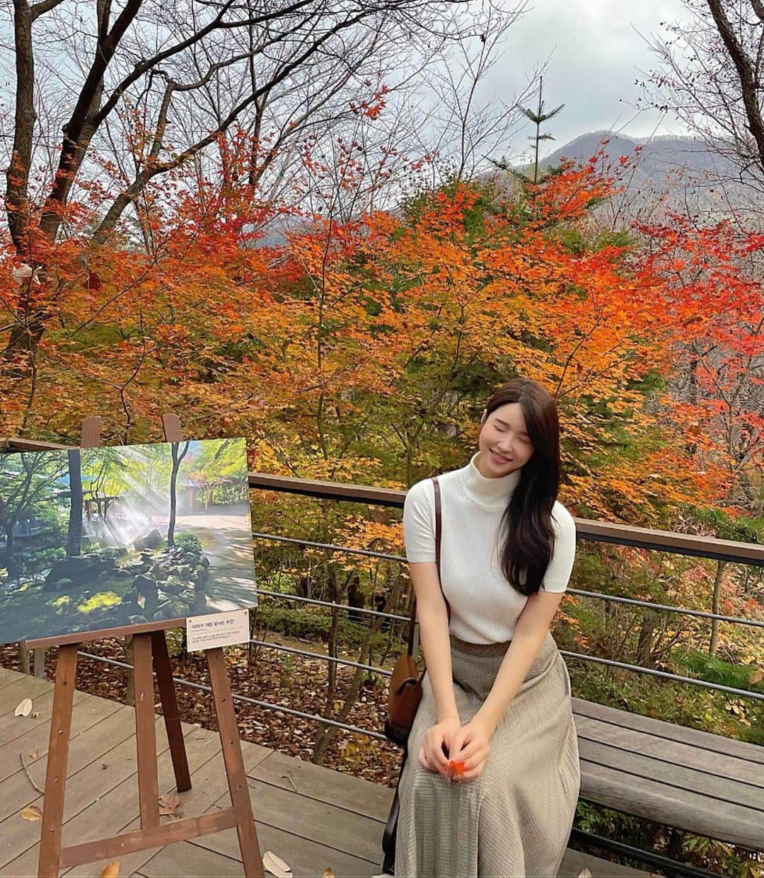 李到華のインスタグラム：「단풍에 풍덩 🍁🍂 인기많은 #화담숲 사진 지난주 #티타늄 받고 왔더니 확실히 사진발 잘받넹 ☺ 역시 놀러가기전 최고의선택 🫶 . .  #플랜에스의원 #티타늄리프팅 #지방분해주사 #레이저리프팅 #뺏주사 #윤곽주사 #강남피부과」