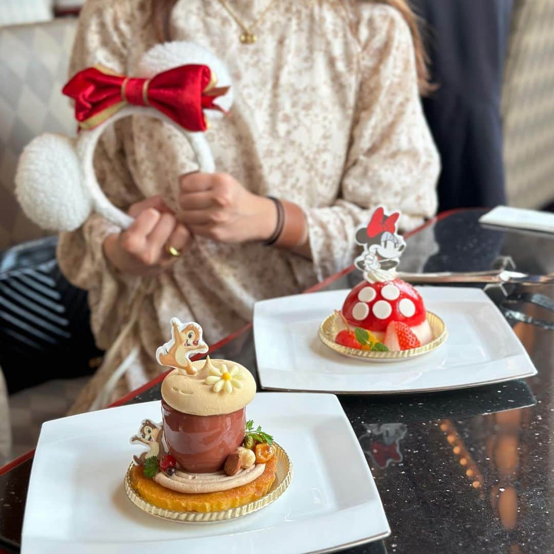 ルナのインスタグラム：「ハイピリオンラウンジ☕️ 📍ディズニーアンバサダーホテル  久しぶりにアンバのラウンジに @_scone_n.tea_ ちゃんと行ってきたよ🤍🤎  ミニーちゃんとチップとデールのケーキ かわいすぎたぁあ🤍  ケーキセットのドリンク、 おかわりできるからめちゃくちゃまったり😼  またいきたい🫶  ┈┈┈┈┈┈┈┈┈♡  #ハイピリオンラウンジ #ハイピリオンラウンジケーキセット #ディズニーアンバサダーホテル #アンバサダーホテル #ディズニースイーツ #ディズニーケーキ #ディズニーフード #ambassadorhotel #disneyambassadorhotel #tokyodisneyresort」