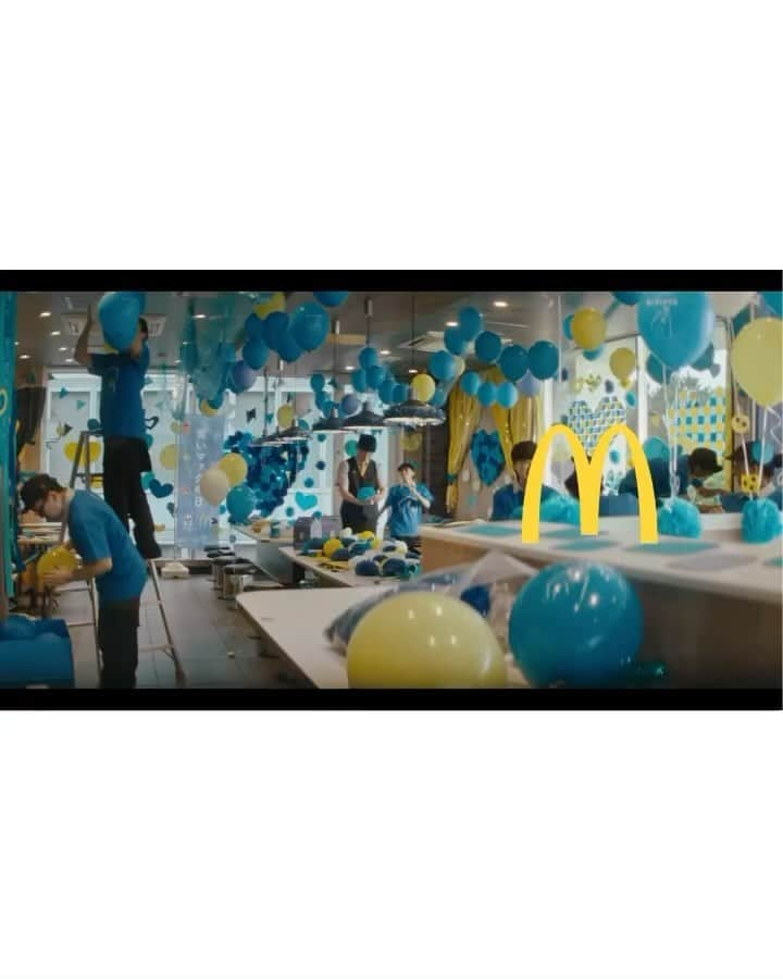 上國料萌衣のインスタグラム：「⁡ ⁡ 11月19日(日) ⁡ 🔵青いマックの日🔵 ⁡ のTV CM 「広がる青い輪」篇 に出演しています！ ⁡ 杉本哲太さん、そしてマイメロディちゃんと共演させて頂きましたが、とても楽しい時間でした💙 ⁡ 11月19日(日)青いマックの日、 改めて皆さんと一緒に盛り上げていけたら嬉しいです！⭐️ ⁡ ⁡ #マクドナルド #青いマックの日 #ドナルドマクドナルドハウス」