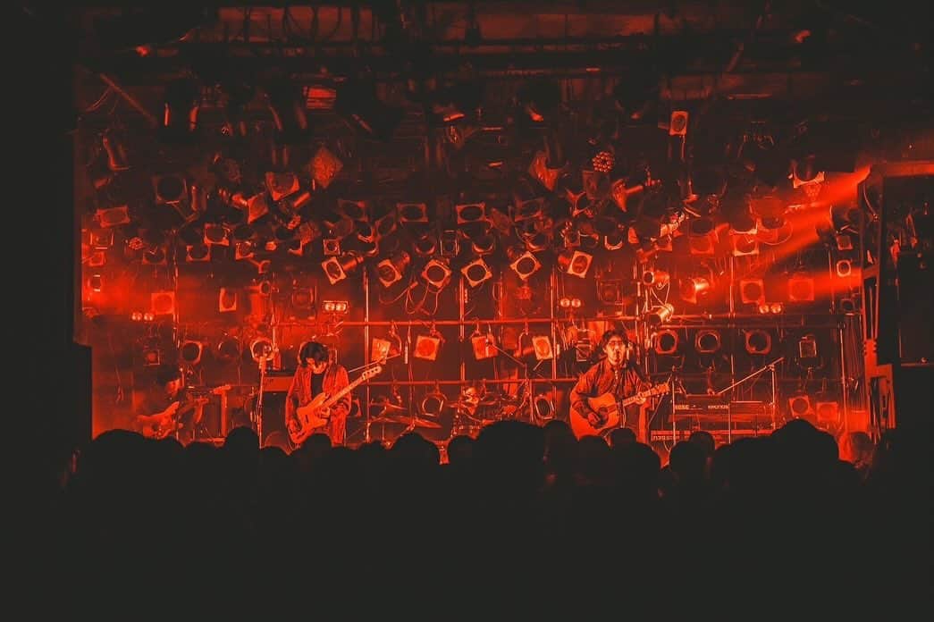 ズーカラデルさんのインスタグラム写真 - (ズーカラデルInstagram)「. 【LIVE📷】 2023.11.6 FINLANDS TWO-MAN LIVE TOUR “kolmio”  at SHIBUYA CLUB QUATTORO ありがとうございました！  Photo by Chihiro （ @chiro1203.jp ）  来年3月-4月開催 ズーカラデルの全国ワンマンツアー"太陽旅行" 現在チケットOfficial先行受付中です！全国11都市12公演！ 11/19までとなってますので、お早めにどうぞ〜！  チケット申し込みリンクはストーリーからどうぞ！」11月7日 18時58分 - gooutzoo
