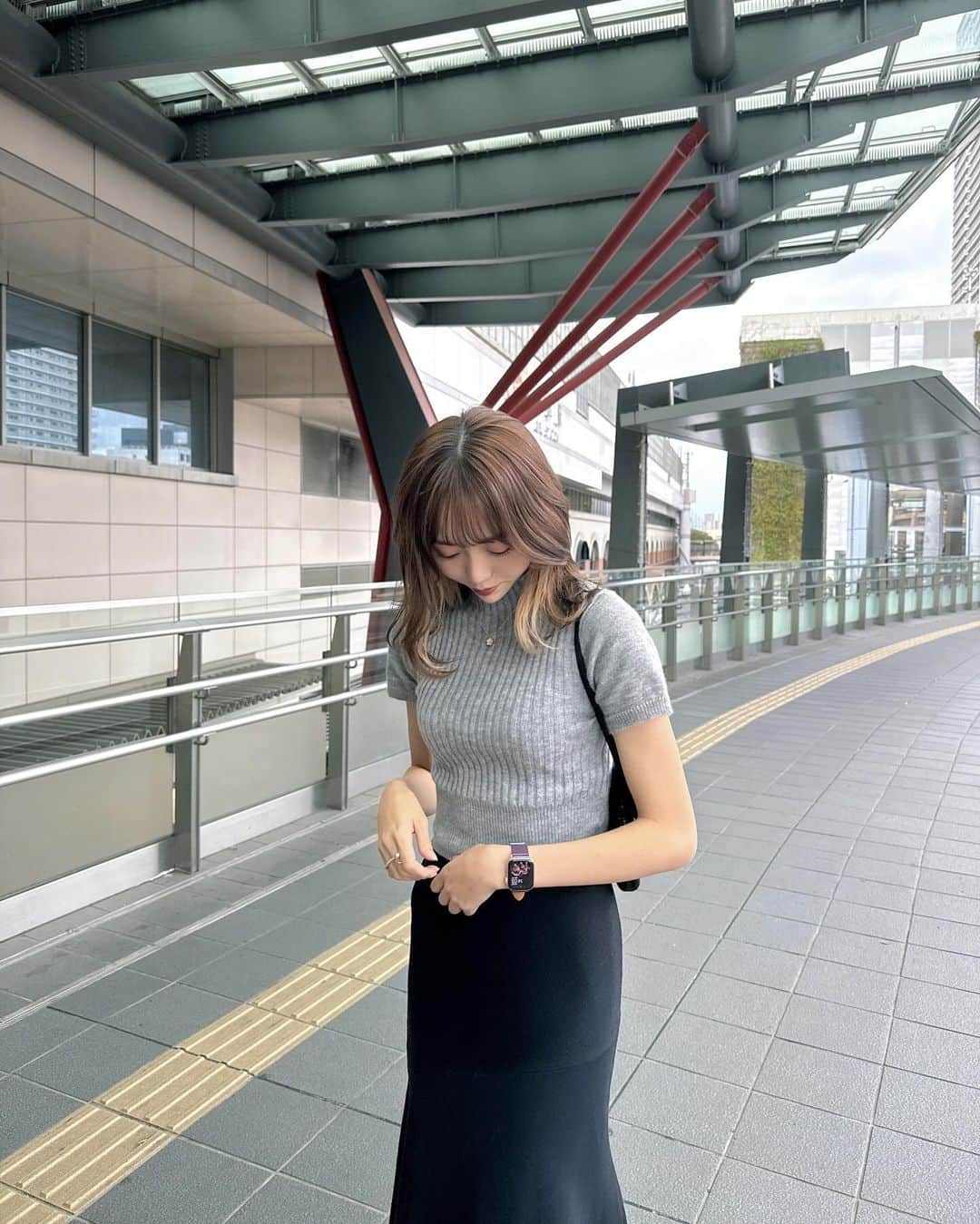 野島樺乃のインスタグラム：「#ノジマノシフク   お仕事終わり岐阜駅で📸♡ この秋冬は、 グレーカラーが個人的トレンド。」