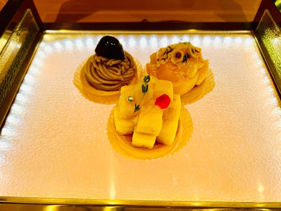 ピコのインスタグラム：「くり！！！！マンゴー！！！パイン！！！！！ だれにもやらねぇ！！！！！！！ ぜんぶわいのや！！！！！！！！！！ #タルト #タルトッテ」
