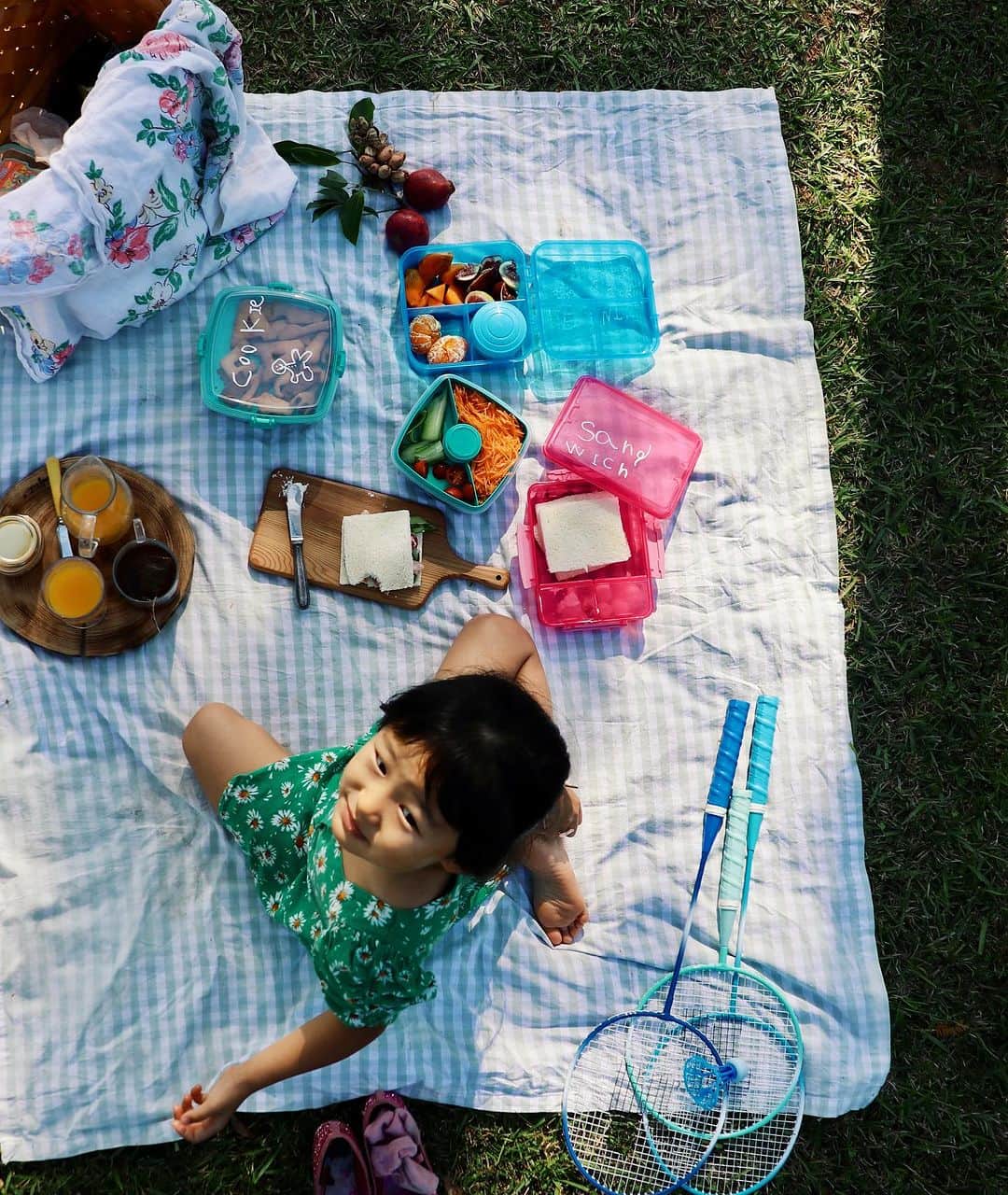 村上萌のインスタグラム：「天気の良い日曜日の朝、寝起きの娘が開口一番に「ピクニックしよっか」と誘ってくれるほど、ピクニック番長と呼ばれた女(😇)の血が受け継がれているもよう。  冷蔵庫にあった野菜とパンを詰めて、現地でサンドイッチを完成させるスタイル🥪  世界では110ヵ国以上で展開されているニュージーランド生まれの @sistema_jp が、日本にも上陸したので、LunchとTO GOのシリーズを近所の公園で使わせてもらいました。  水拭きで消せるマーカーで仕上げまでしてもらうと、子どもの達成感はマックスに👸電子レンジも冷凍も可能で、食洗機でも使えるのも◎庭のハーブ類や柑橘の冷蔵庫ストックにも便利でした。  この気候があと半年くらい続くと幸せなのだけど🥹   #PR #sistema #システマ #保存容器 #ランチボックス #コンテナ #タッパー #picnic #せっかくなら精神」