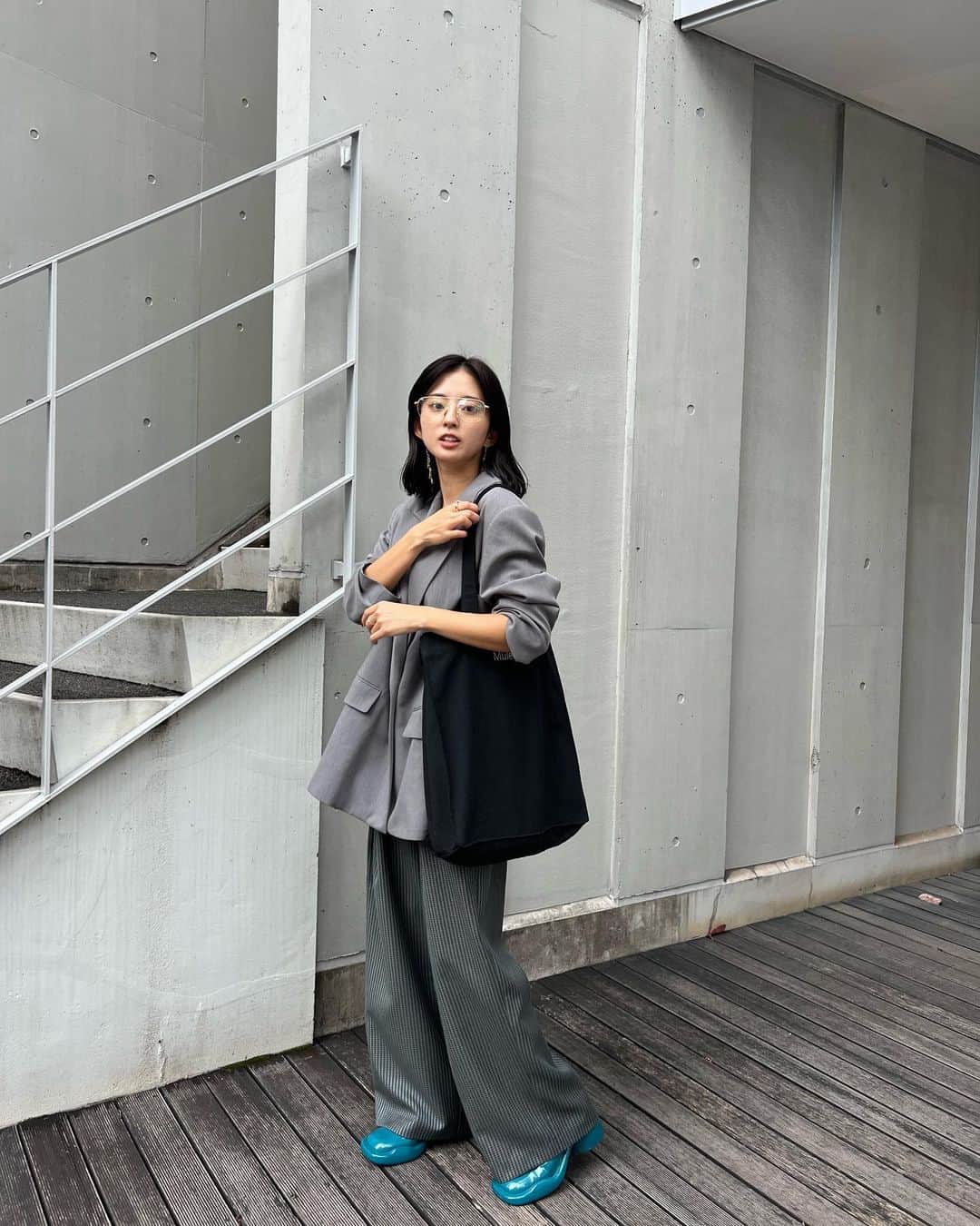 鈴本美愉のインスタグラム：「. 明日発売のカラートート🩵 ここまで大容量のトートバッグは初めて出します✨  パソコン、ボトル、折りたたみ傘などサイド、底ともにマチがあるのでたくさん入りますー!  カラーは Black×Purple、Green×Pink、Gray×Light Blueの3色🔥  明日8日19:00〜販売スタート🥳」