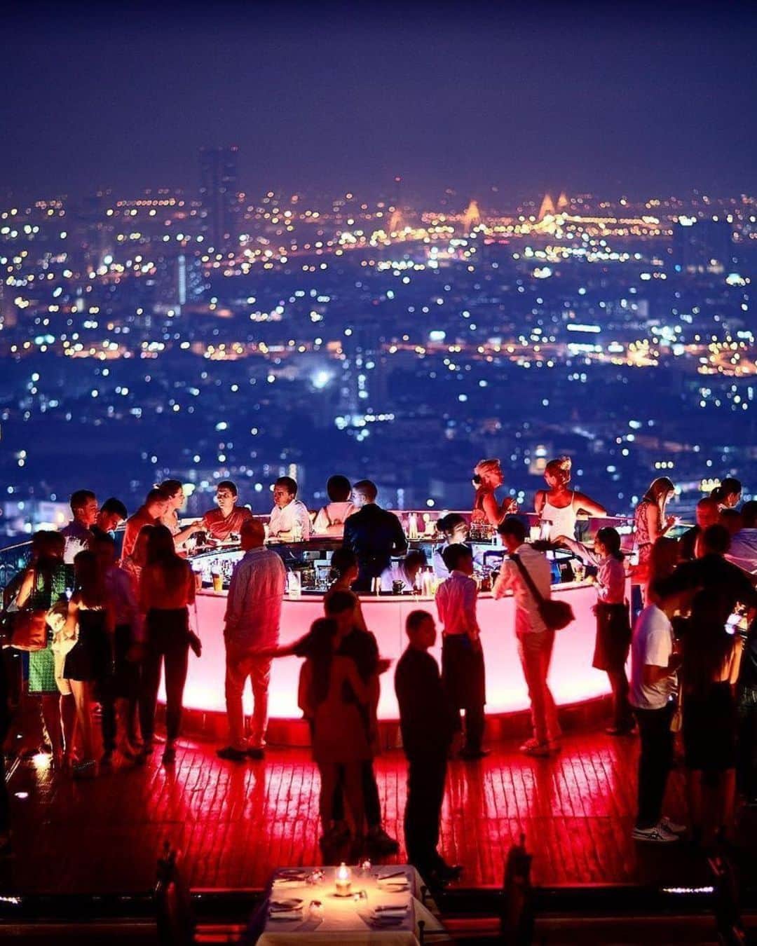 キャセイパシフィック航空さんのインスタグラム写真 - (キャセイパシフィック航空Instagram)「Cool off from Bangkok’s heat in the coolest rooftop bars ✨! Besides the malls, wet markets and a plethora of historical landmarks, Bangkok also boasts one of the region’s most vibrant nightlife scenes.  All over town, many rooftop bars offer the irresistible combo of handcrafted cocktails 🍹 and a panoramic view of the city. Don’t miss out on the experience next time you’re in Bangkok 🌃!  #cathaypacific #MoveBeyond  曼谷除了購物中心、市集和歷史地標外，具活力的夜生活同樣令人着迷。每當入夜，在摩天大樓之上的酒吧享受天際線美景，微醺時光伴隨陣陣涼風，實在是賞心樂事 ✨！下次到訪曼谷時，別忘了體驗精彩的夜生活，歎上一杯精心調製的雞尾酒 🍹。  #國泰航空 #志在飛躍   📸@gratiamikha, @thebestrooftops」11月7日 19時00分 - cathaypacific