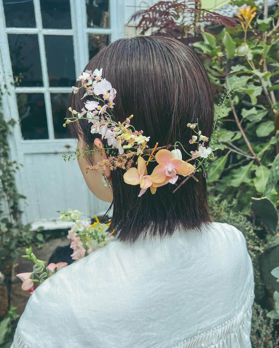 みんなのウェディングさんのインスタグラム写真 - (みんなのウェディングInstagram)「. . ˗ˏˋ Trend Hairmake...♡ ˎˊ˗ . こんばんは🌙みんなのウェディングです☺️ ⁡ 本日は、#ボブ花嫁 さま＆ #ショート花嫁 さま必見…🫧 伸ばさなくてもお洒落＆こなれ感を演出できる ボブ花嫁さまのヘアアレンジ特集をお送りします🕊️  ……………………………………………………………………  ˗ˏˋ #みんなのウェディング でpostしよう🤍 ˎˊ˗  上記を付けて投稿するとこのアカウントで紹介されるかも…🕊️ ぜひ皆さまのとっても素敵なお写真、お待ちしてます✨  ……………………………………………………………………  アクセや生花次第で雰囲気が変わるお姿は まさにショート花嫁さまならではの特権✨  ぜひ保存してご覧ください🔖  ⁡♡-----Special Thanks-----♡ @sato.yashima_hairmake さま @hairmake_suzu さま @toki_sayaka さま  -------------------------------------------- 🌷結婚式準備に役立つ情報を更新中 　@minnano_wedding 🔗をcheck🕊️ ・ 🌷結婚式準備のお悩みや式場＆ドレスの予約相談は 《みんなのウェディング相談デスク》へ🕊️ ・ 🌷結婚式場の口コミ・本物の費用明細は 《みんなのウェディング》結婚式場検索へ🕊️ --------------------------------------------  #ブライダルアクセサリー #ウェディングヘア #韓国ウェディング #ブライダルヘア #花嫁ヘア #ブライダルヘアアレンジ　 #ブライダルヘアメイク #ウェディングヘアメイク #ヘアメイクリハーサル #二次会ヘア #出張ヘアメイク #挙式ヘア #和装ヘア #和装ヘアアレンジ #結婚式ヘアアレンジ #挙式ヘア #お色直しヘア #花嫁ヘアスタイル #花嫁ヘアメイク #2024冬婚 #2024春婚 #2024夏婚 #2024秋婚 #結婚式準備 #プレ花嫁 #プレ花嫁さんと繋がりたい」11月7日 19時00分 - minnano_wedding